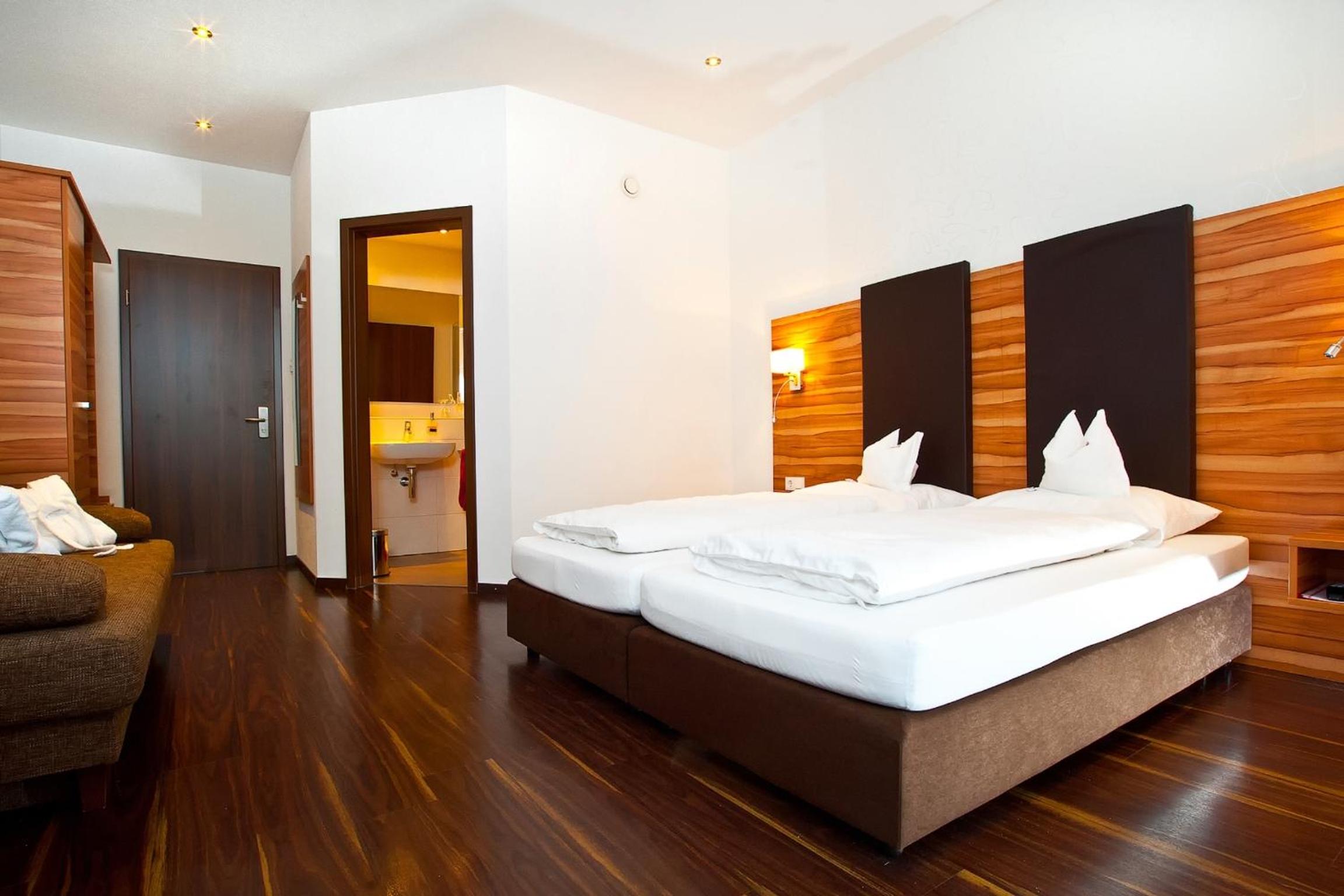 Double or Twin Room with Bathroom - Photo 6