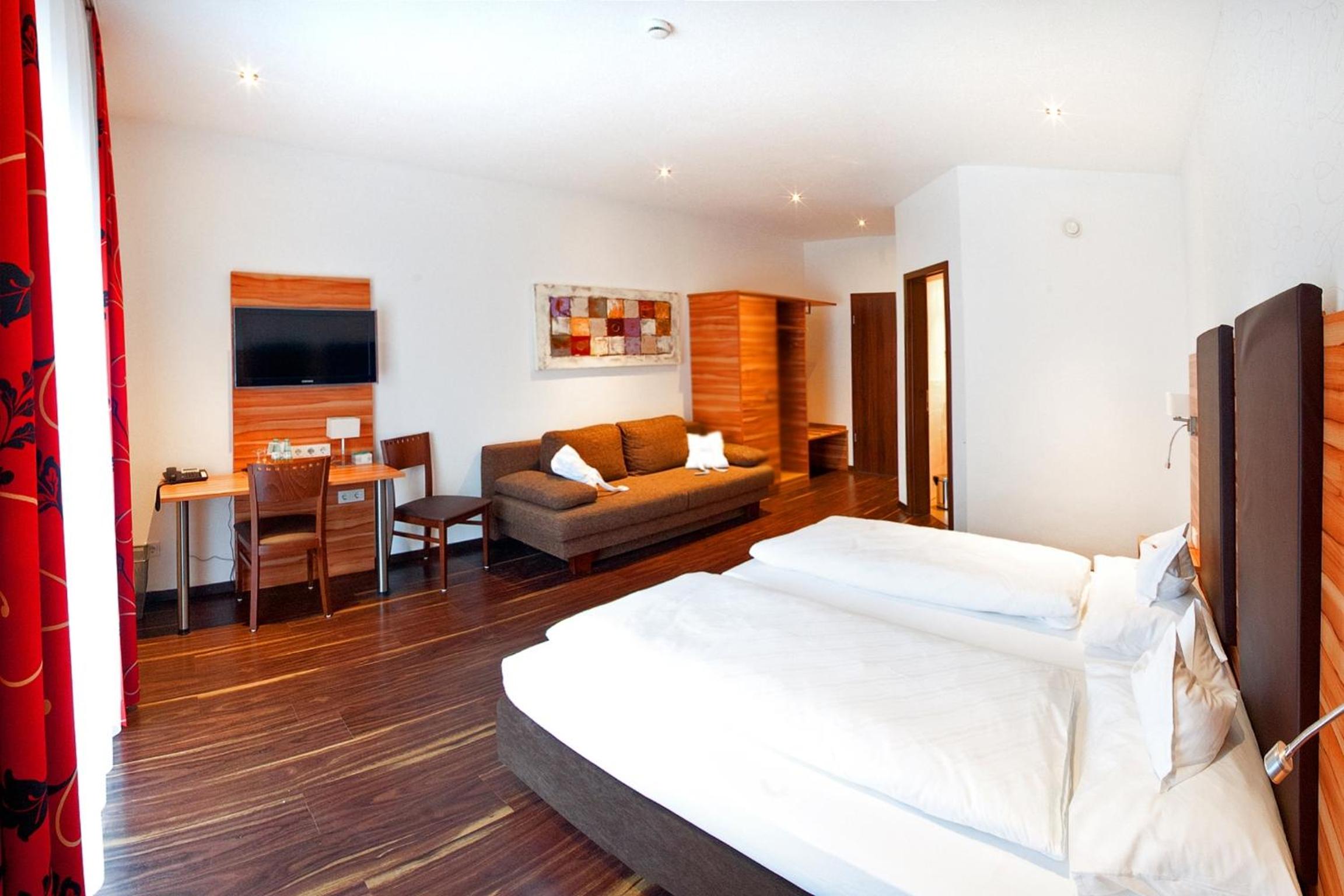 Double or Twin Room with Bathroom - Photo 4