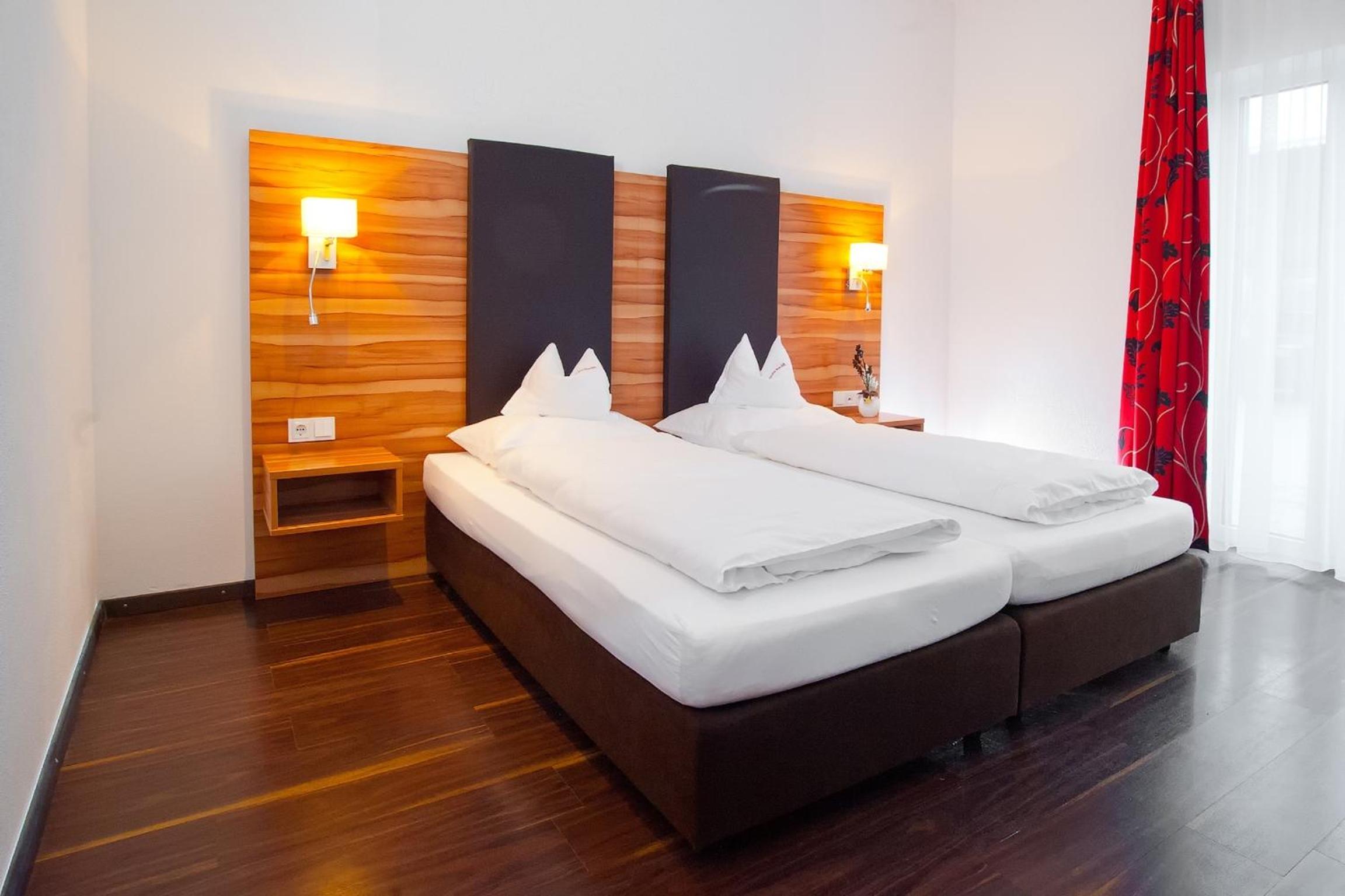 Double or Twin Room with Bathroom - Photo 3
