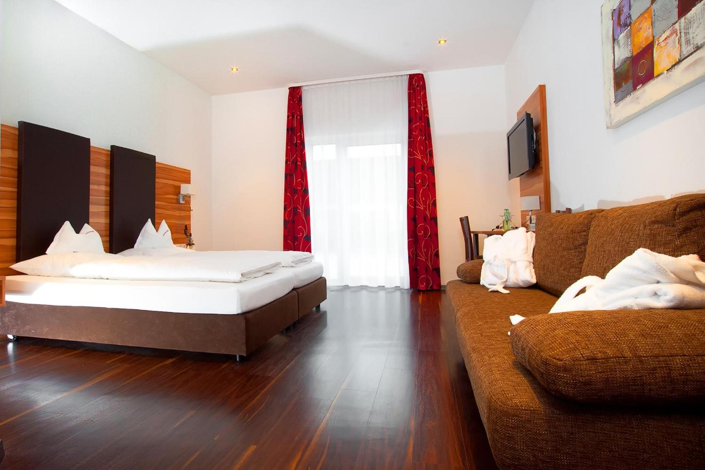 Double or Twin Room with Bathroom - Photo 2