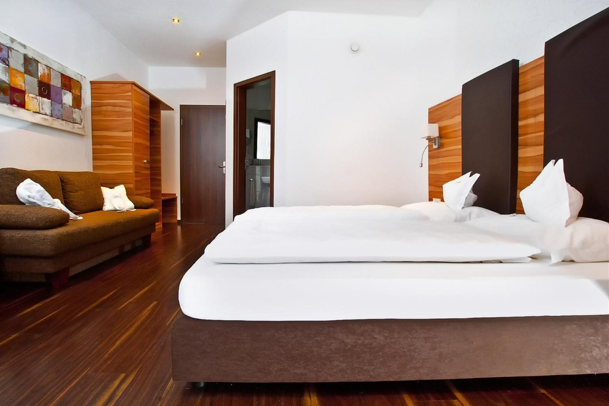 Double or Twin Room with Bathroom - Photo 5