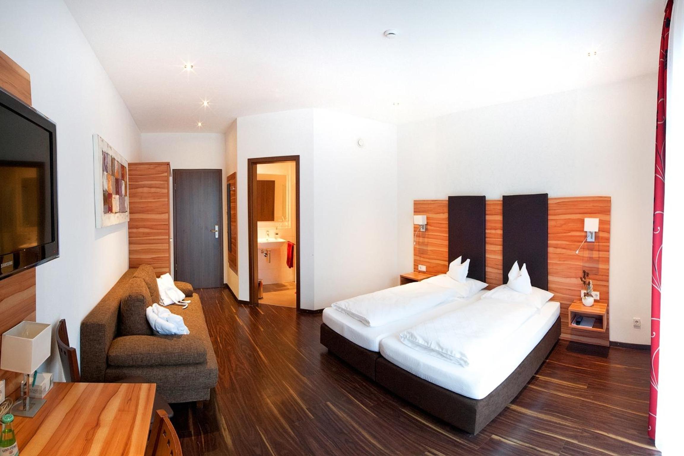 Double or Twin Room with Bathroom - Photo 1