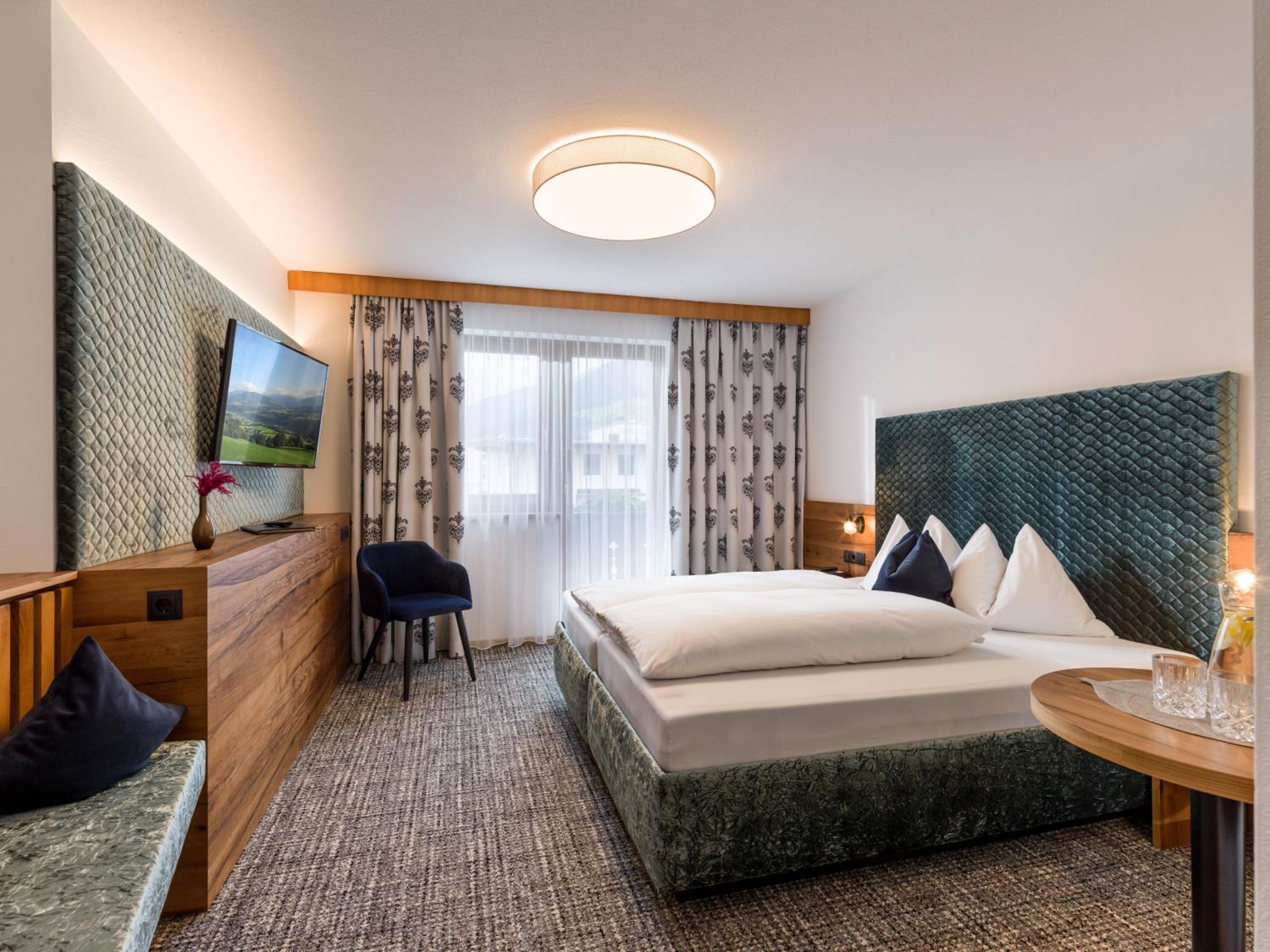 Deluxe Double Room with Balcony - Photo 7