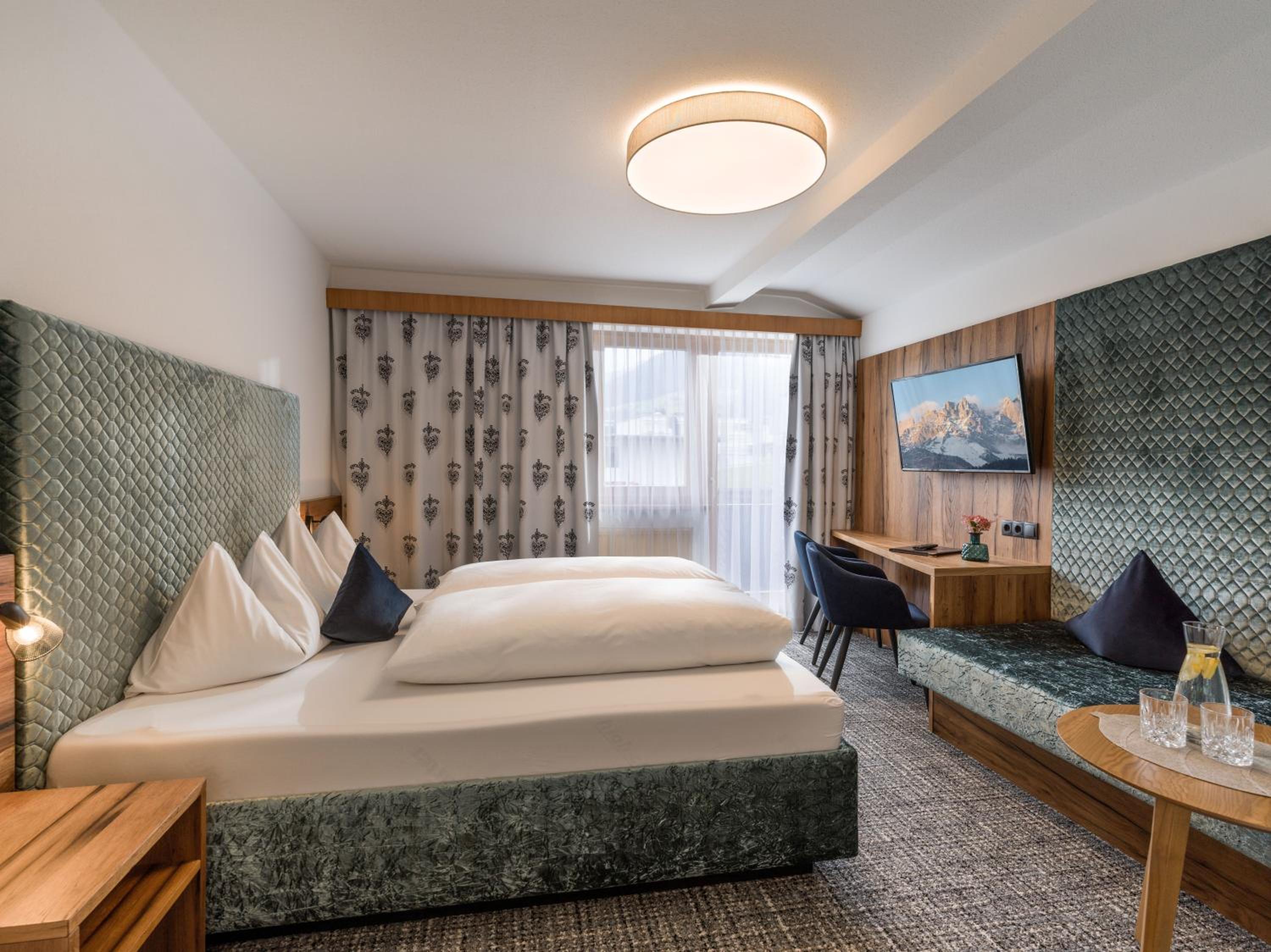 Deluxe Double Room with Balcony - Photo 9