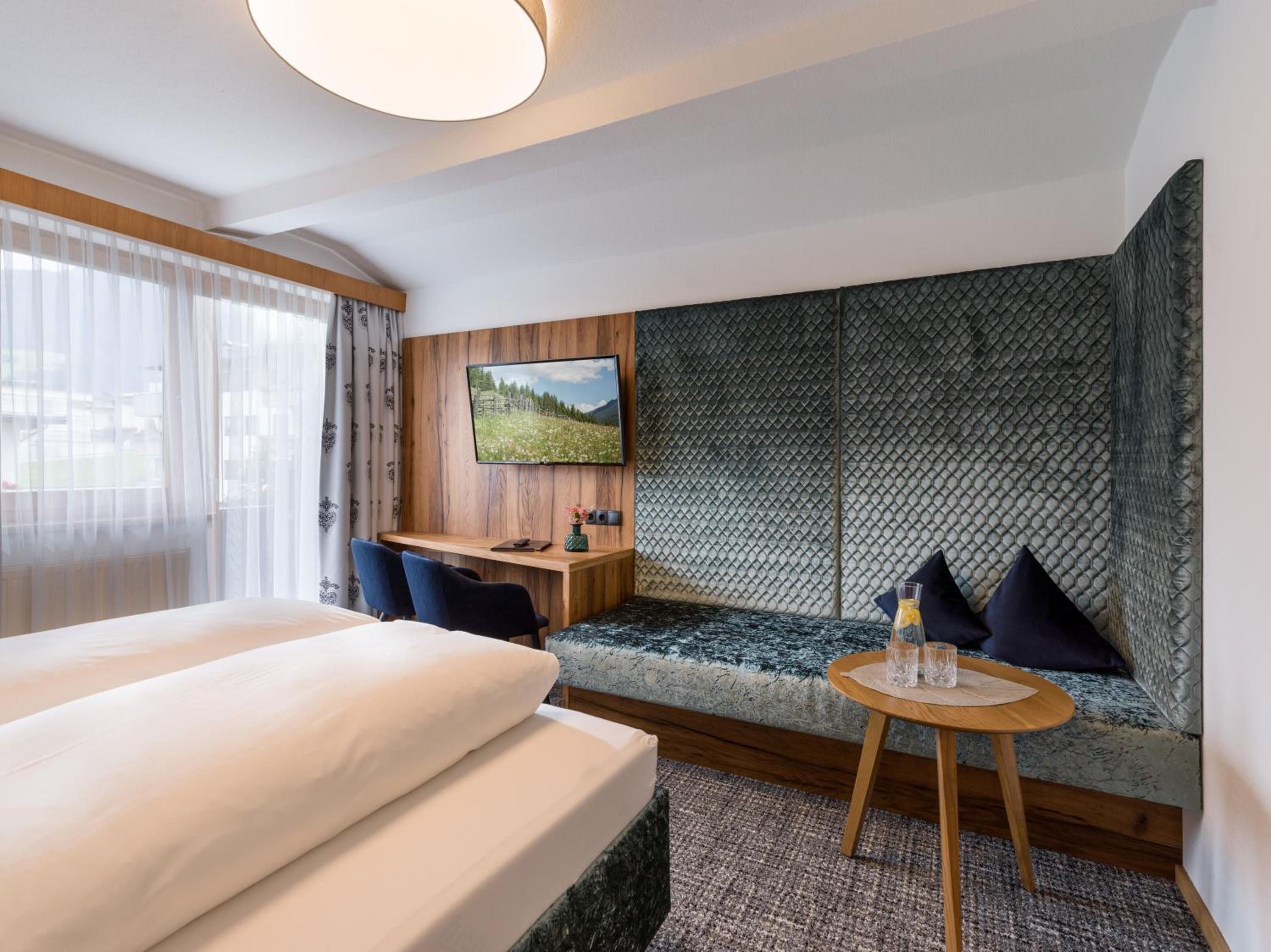 Deluxe Double Room with Balcony - Photo 6