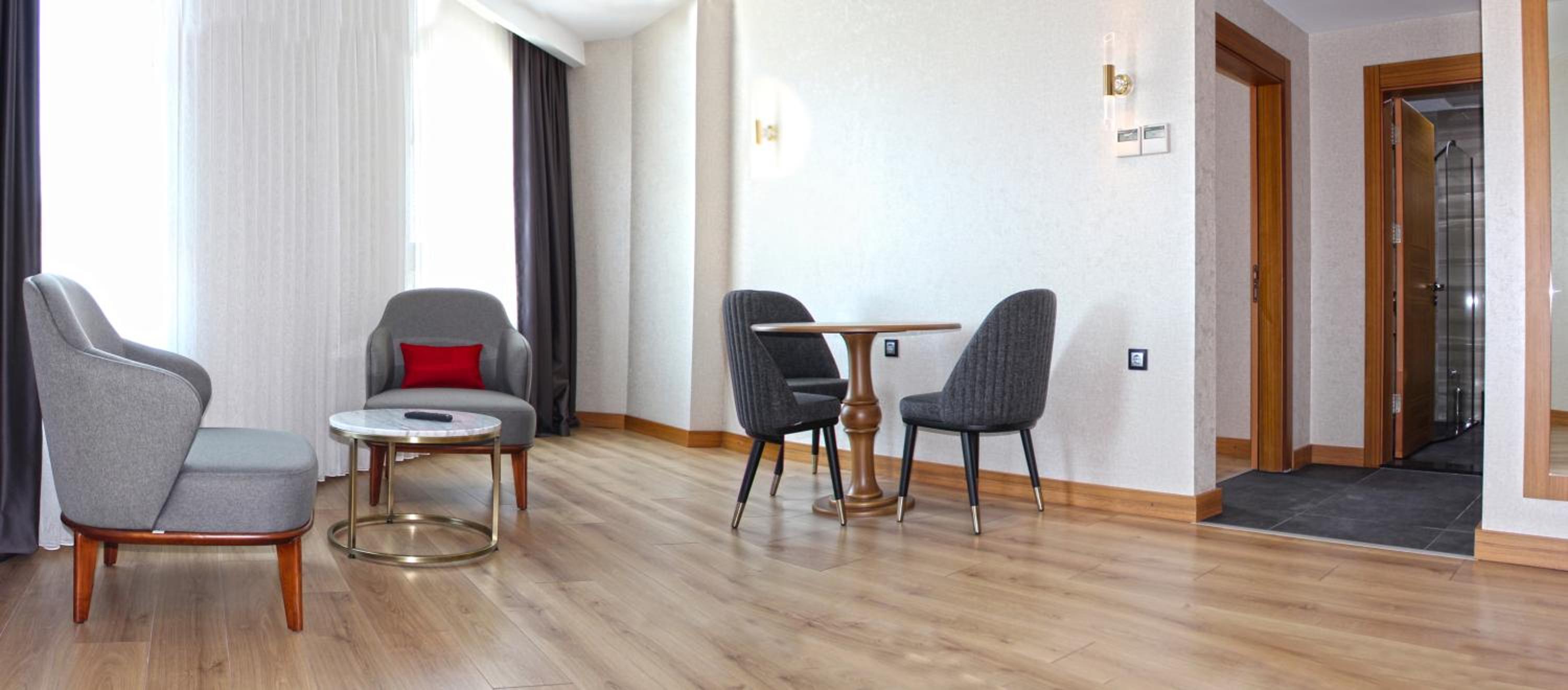 King Suite - Non-Smoking - Photo 5