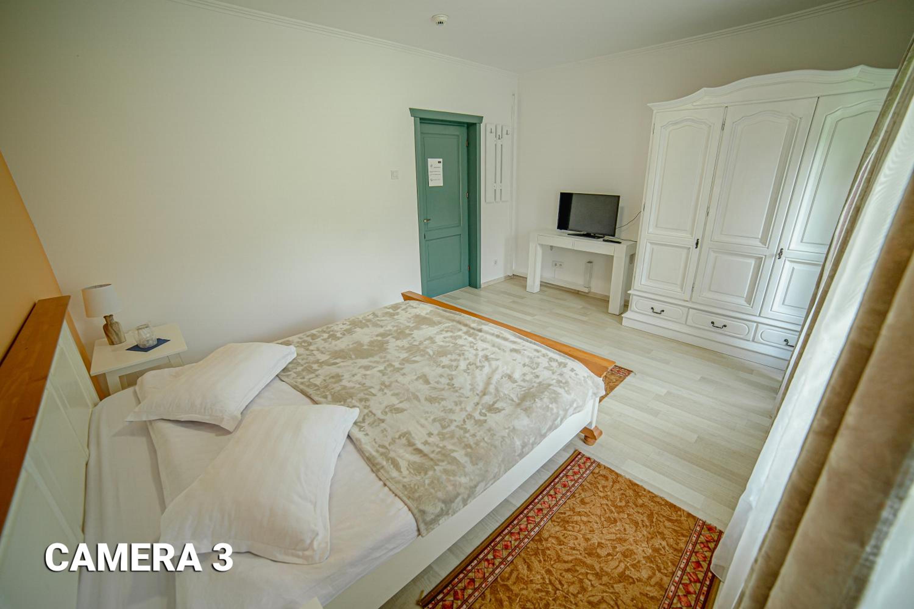 Double Room with Private External Bathroom - Photo 2