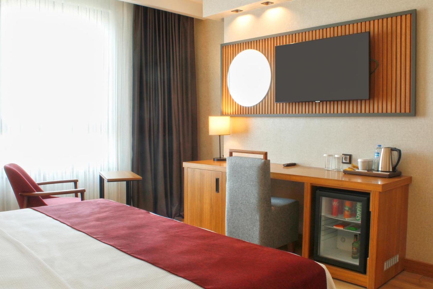 King Suite - Non-Smoking - Photo 7