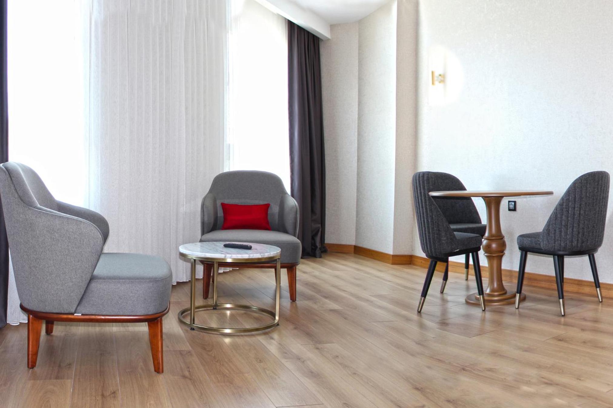 King Suite - Non-Smoking - Photo 8