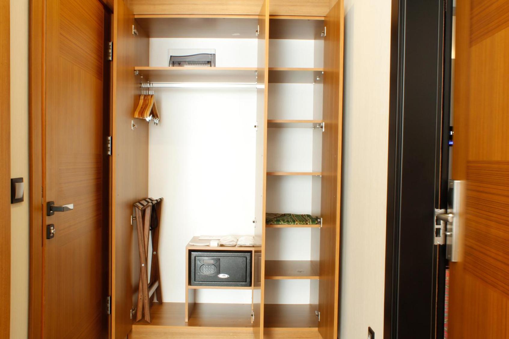 2 Single Beds, Mobility Accessible Room, Roll-In Shower, Non-Smoking - Photo 7