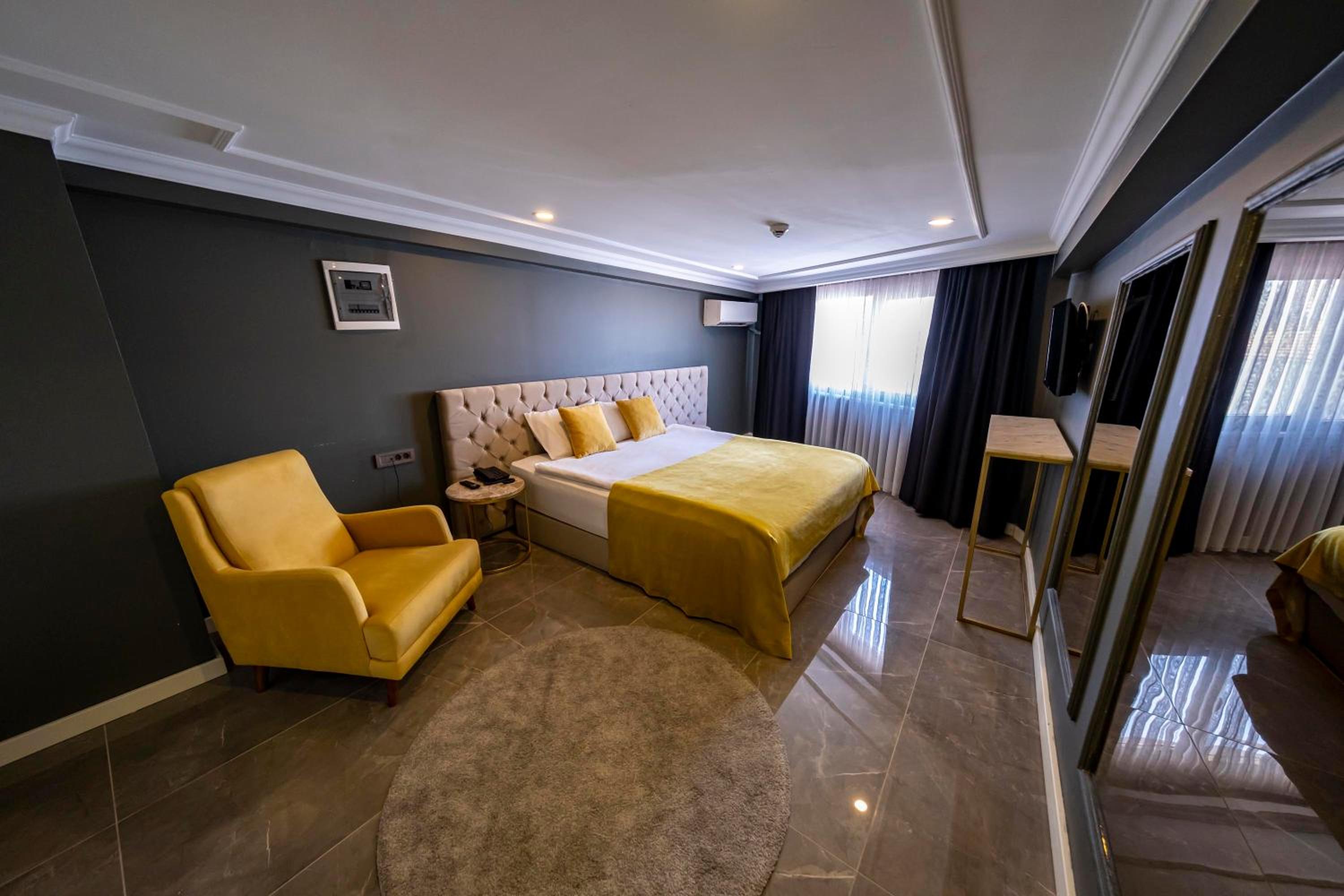 Executive Suite - Photo 9