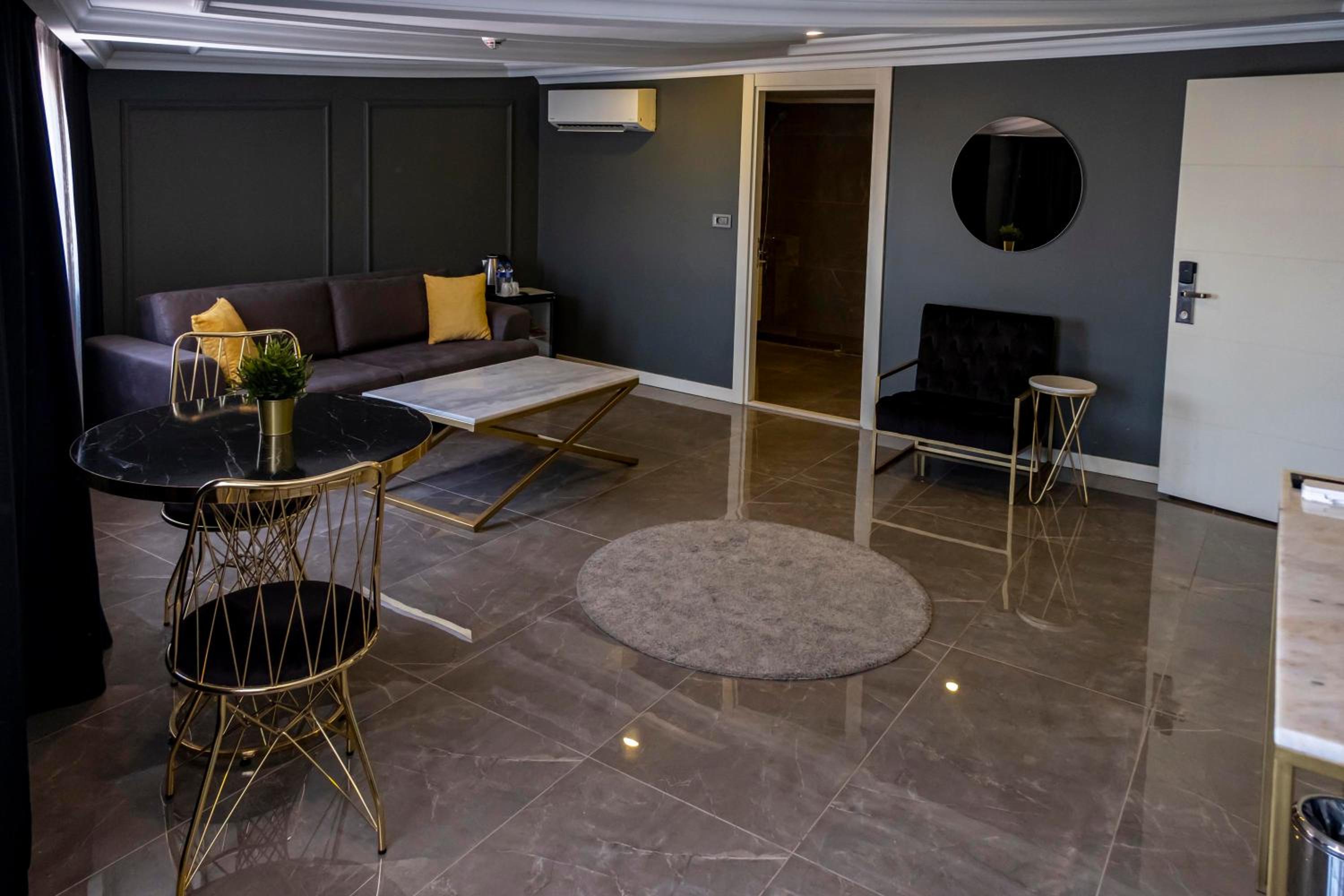 Executive Suite - Photo 8