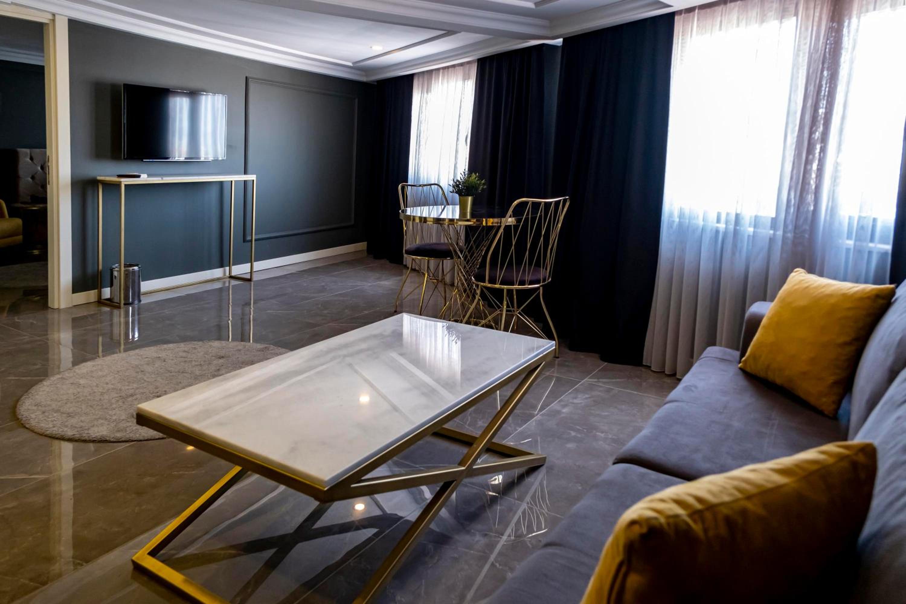 Executive Suite - Photo 3