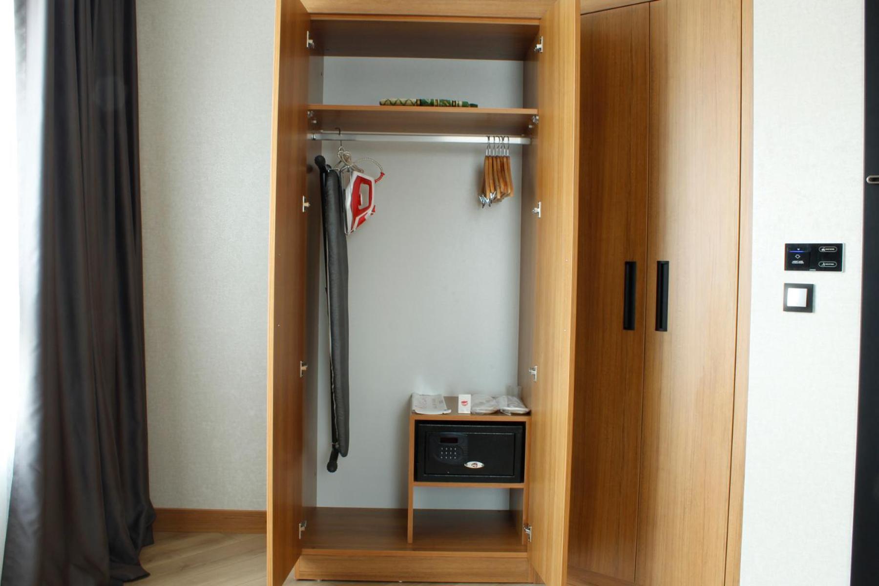 Junior King Suite - Non-Smoking - Photo 6