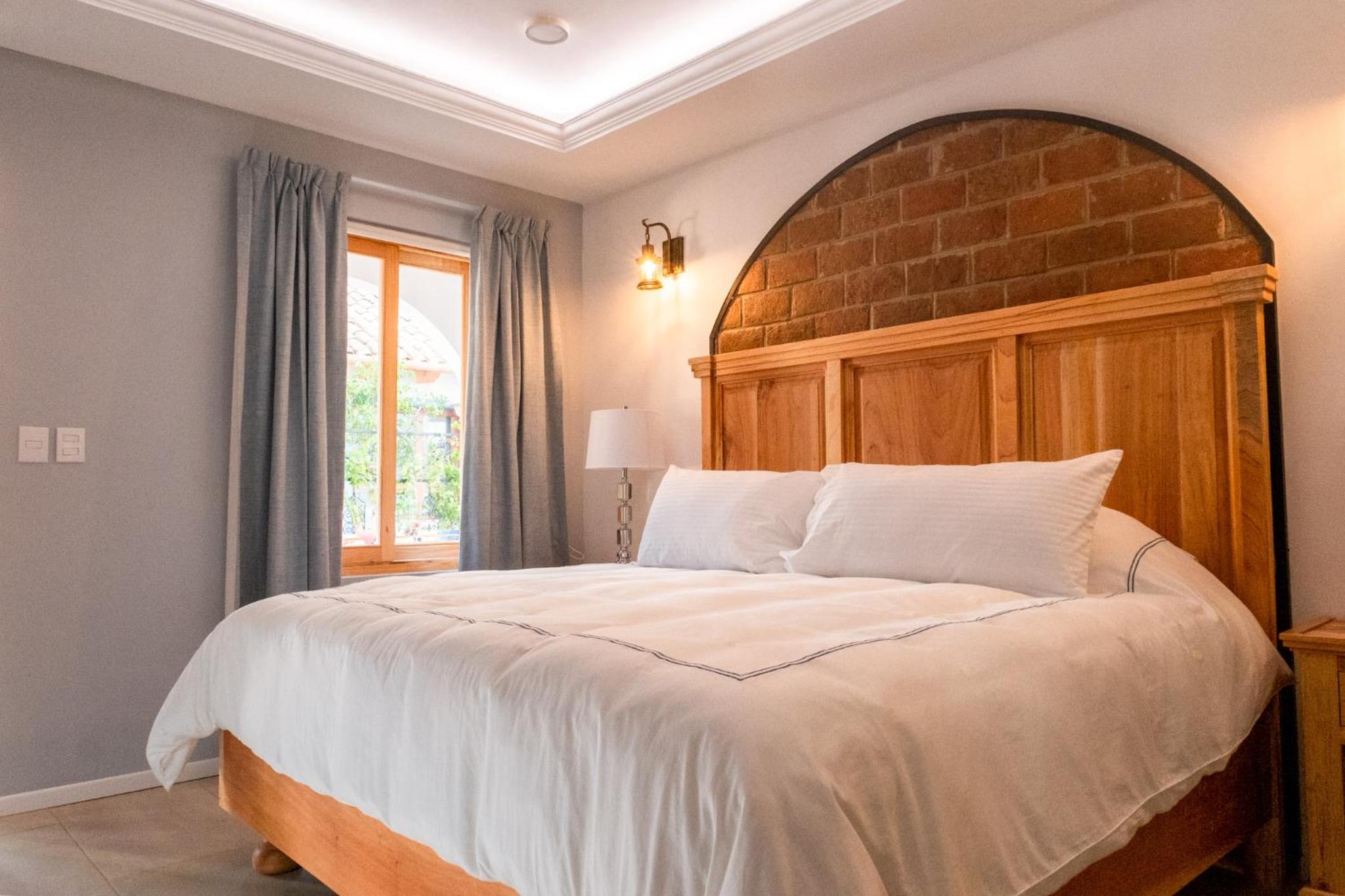Standard King Room - Photo 28