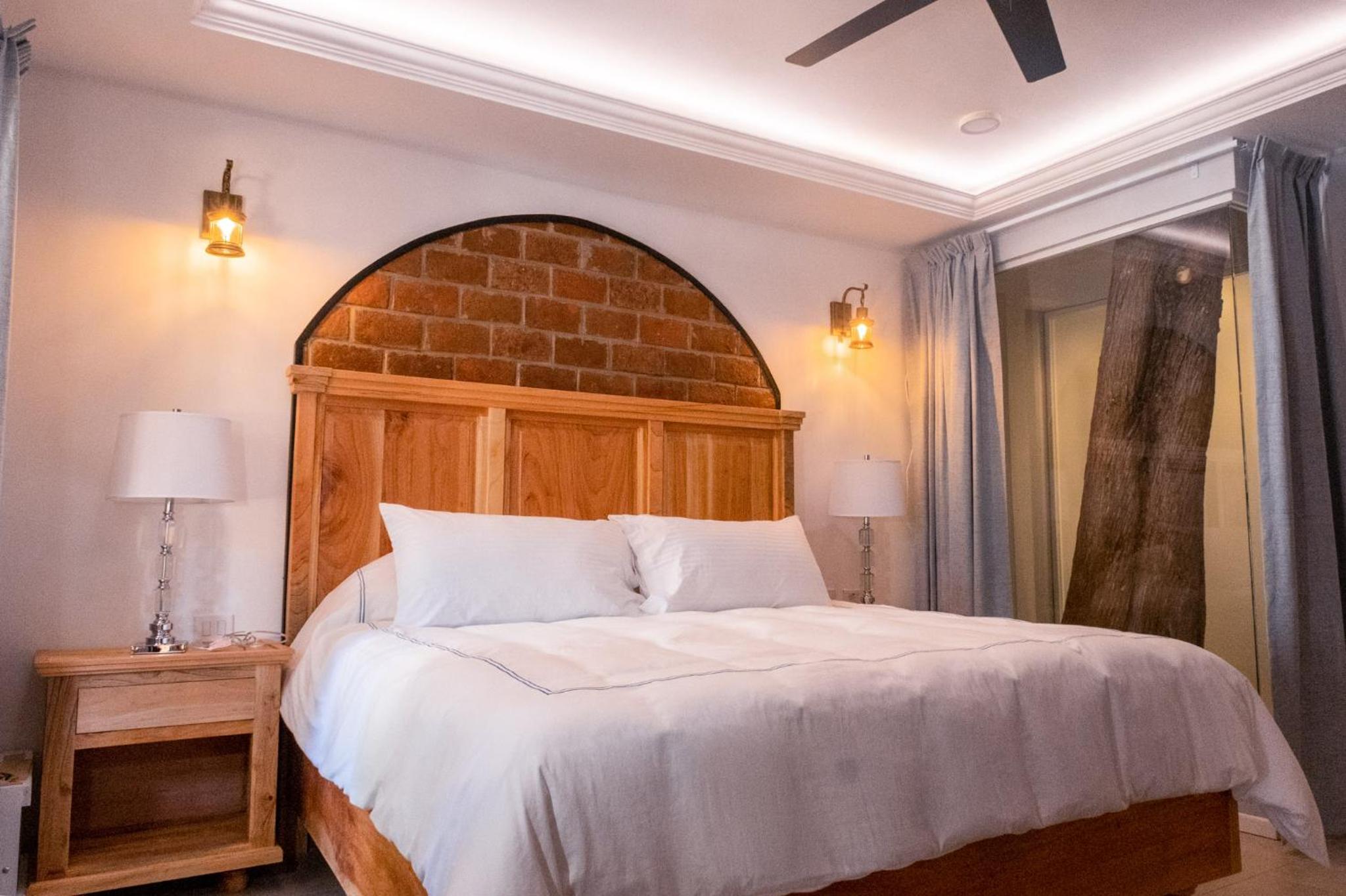 Standard King Room - Photo 29