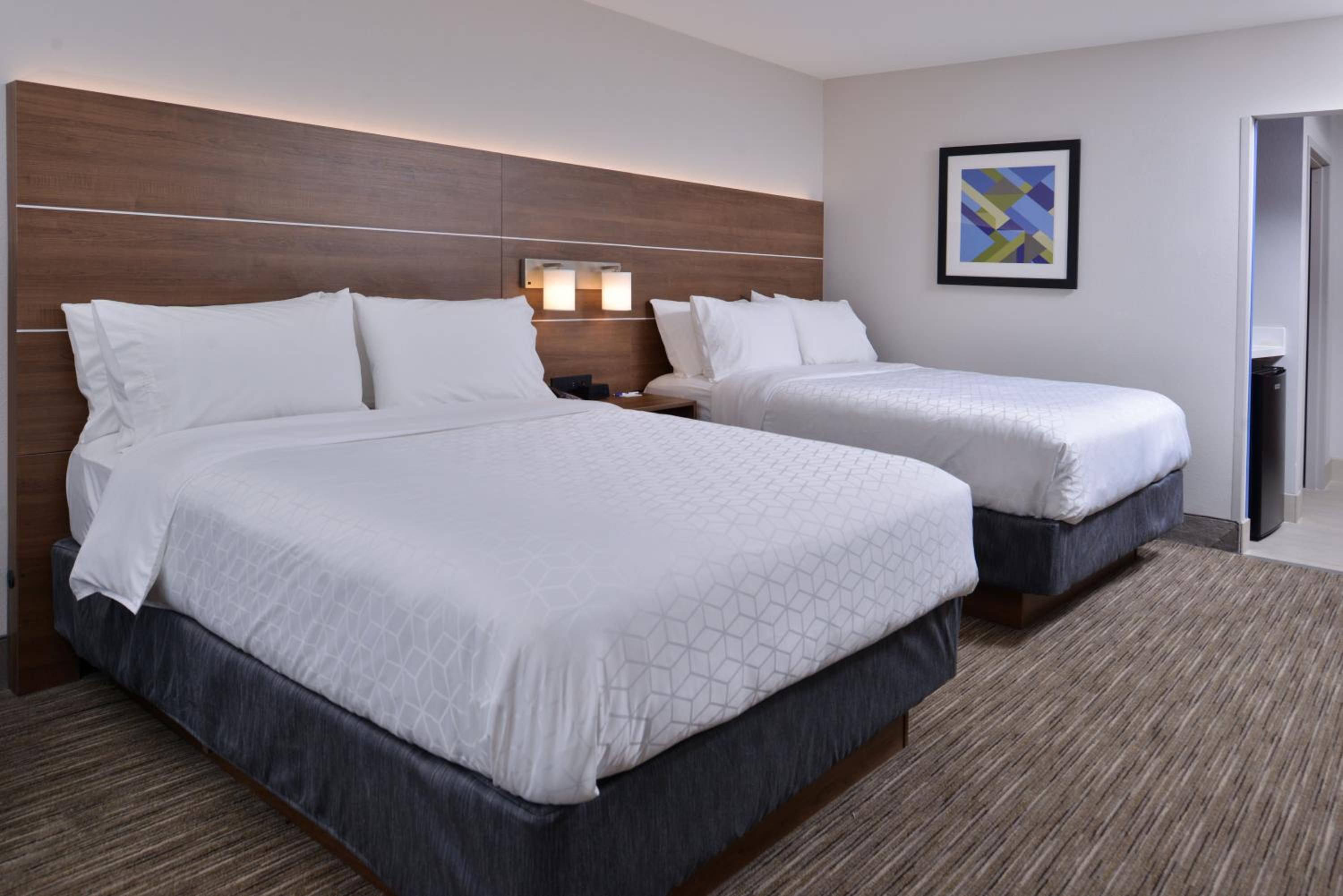 Standard Queen Room with Two Queen Beds photo 3