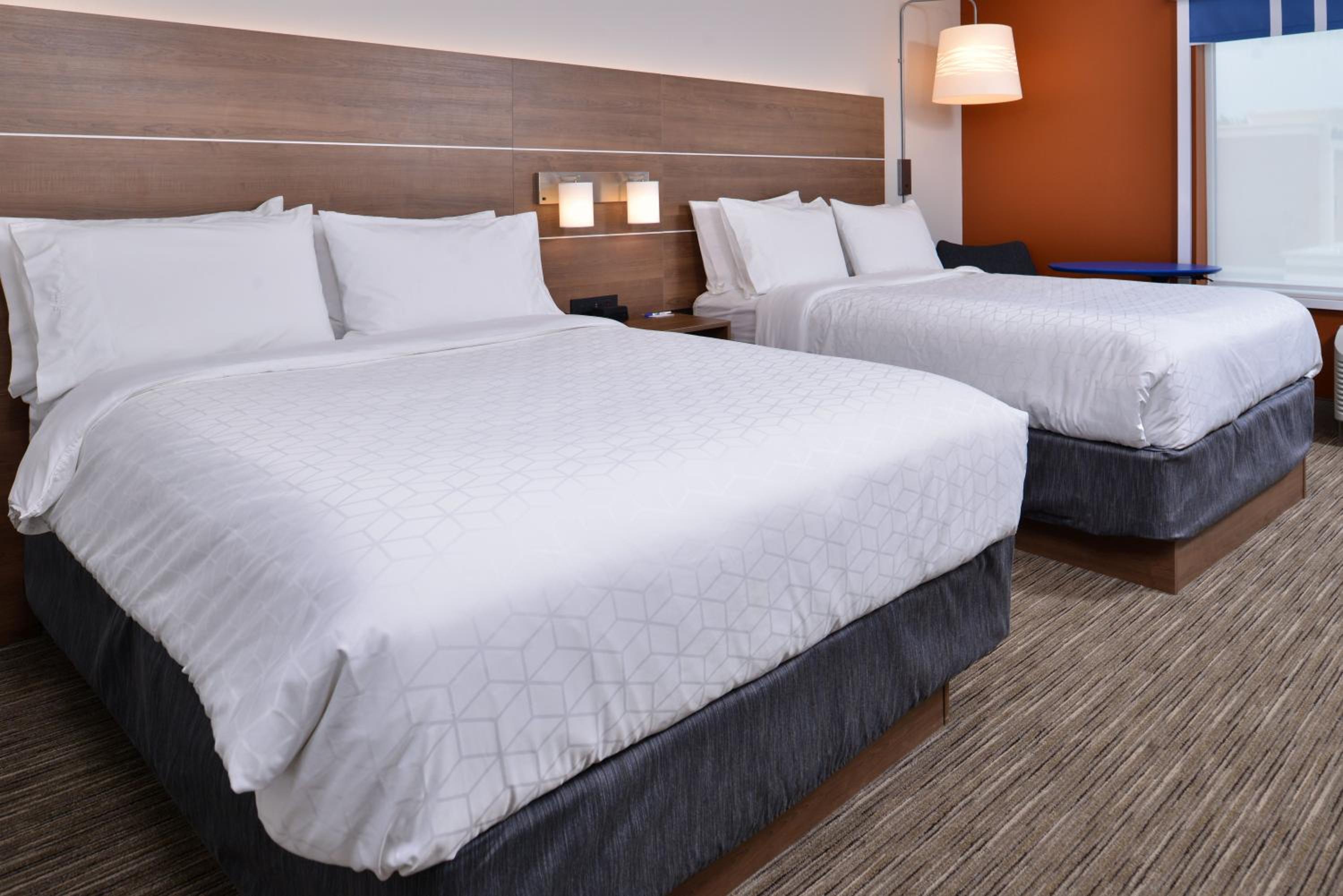 Room with Two Beds - Hearing Accessible - Non-Smoking photo 3
