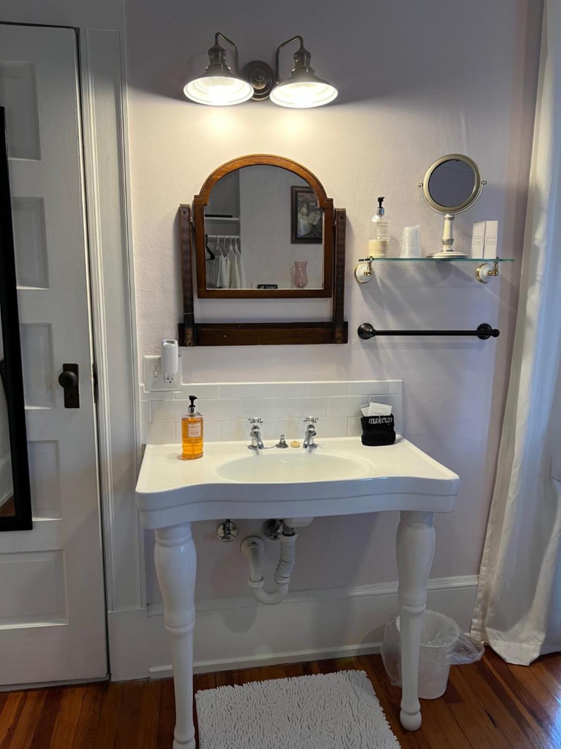 Standard Queen Room photo 2
