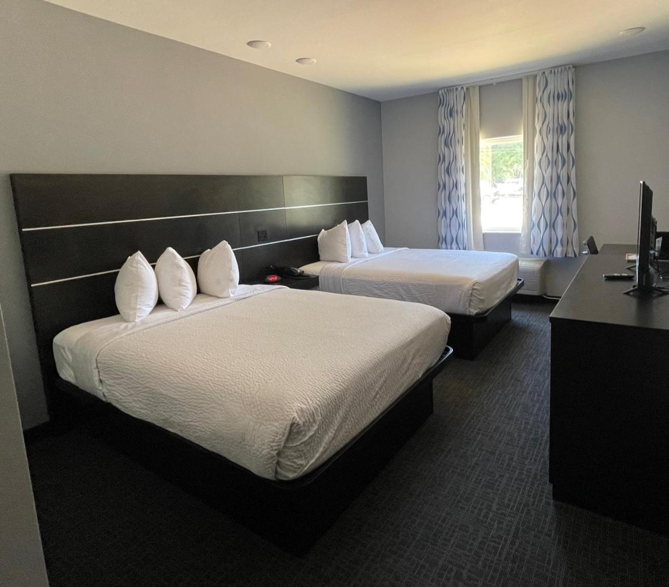 Queen Room with Two Queen Beds - Non-Smoking - Photo 1