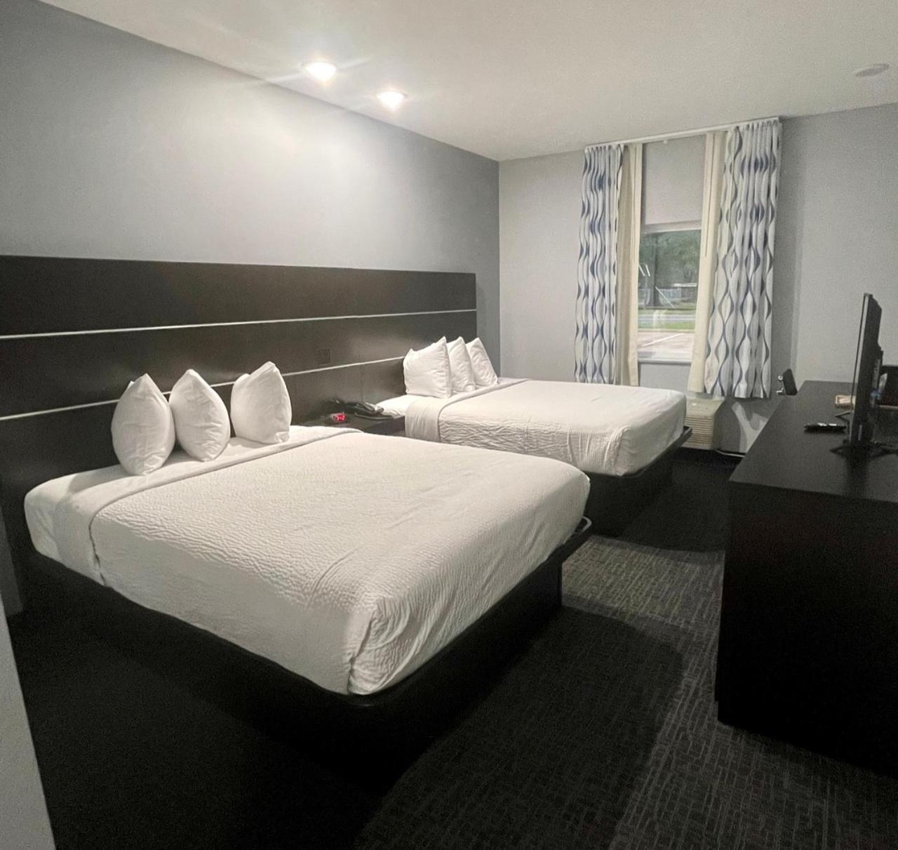 Queen Room with Two Queen Beds - Non-Smoking - Photo 3