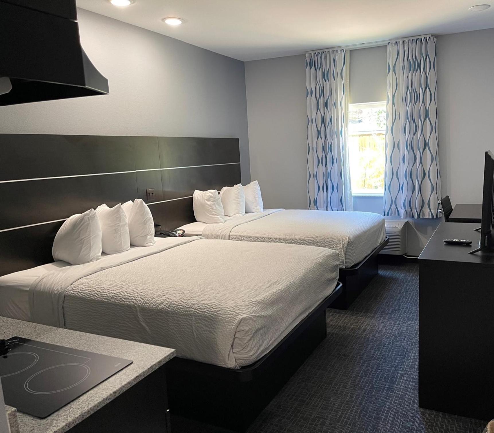 Queen Room with Two Queen Beds and Kitchenette - Non-Smoking - Photo 3