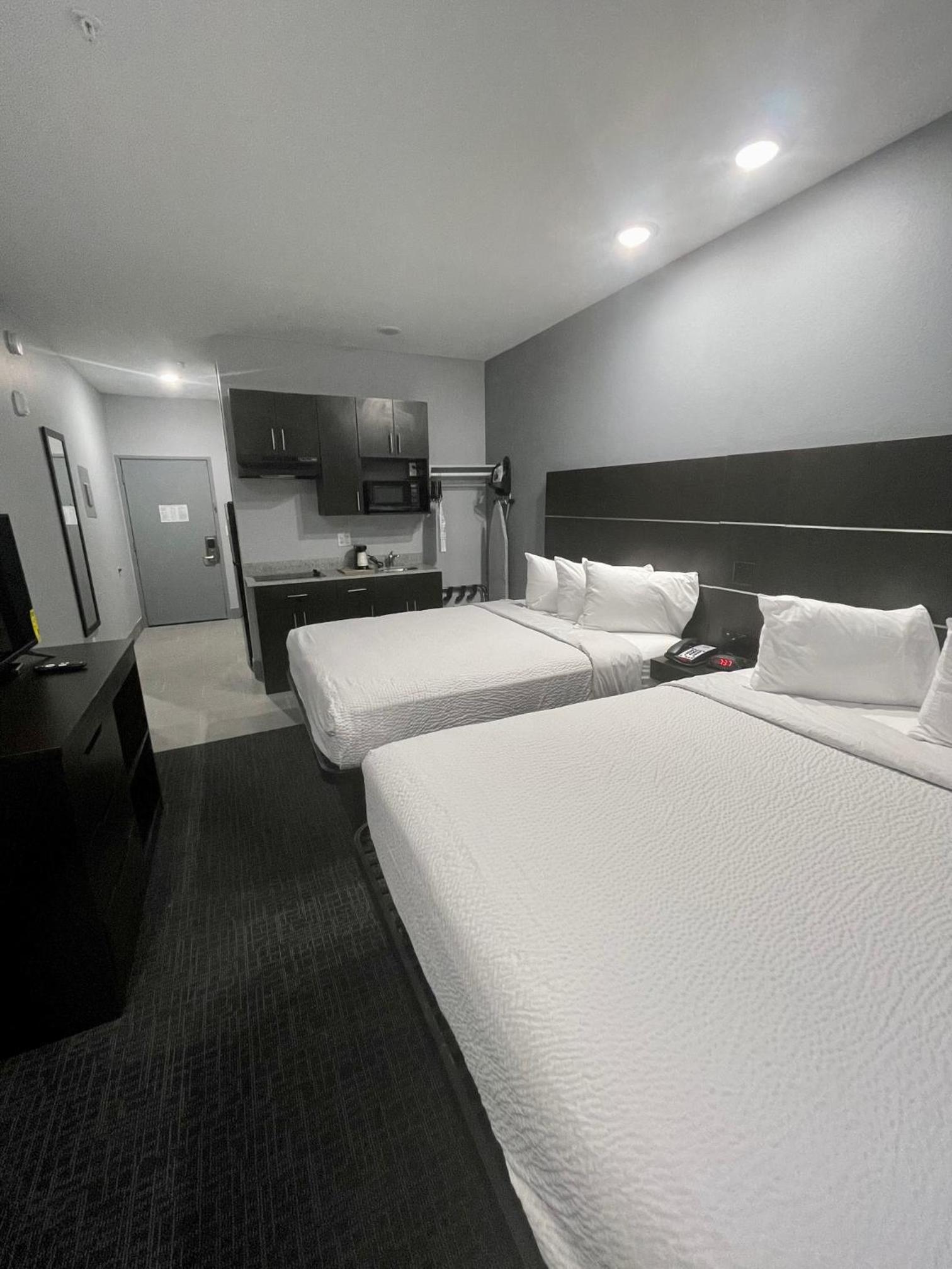 Queen Room with Two Queen Beds and Kitchenette - Non-Smoking - Photo 2