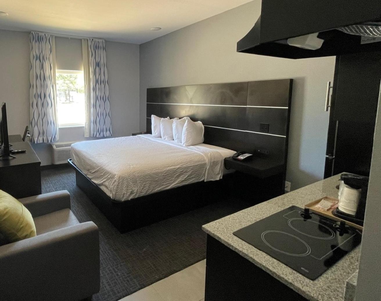 King Room with Kitchenette - Non-Smoking - Photo 1