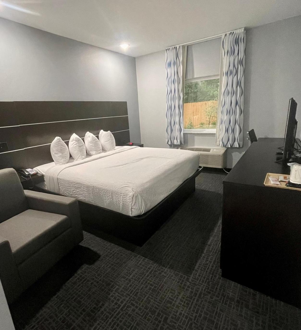 King Room - Non-Smoking - Photo 4