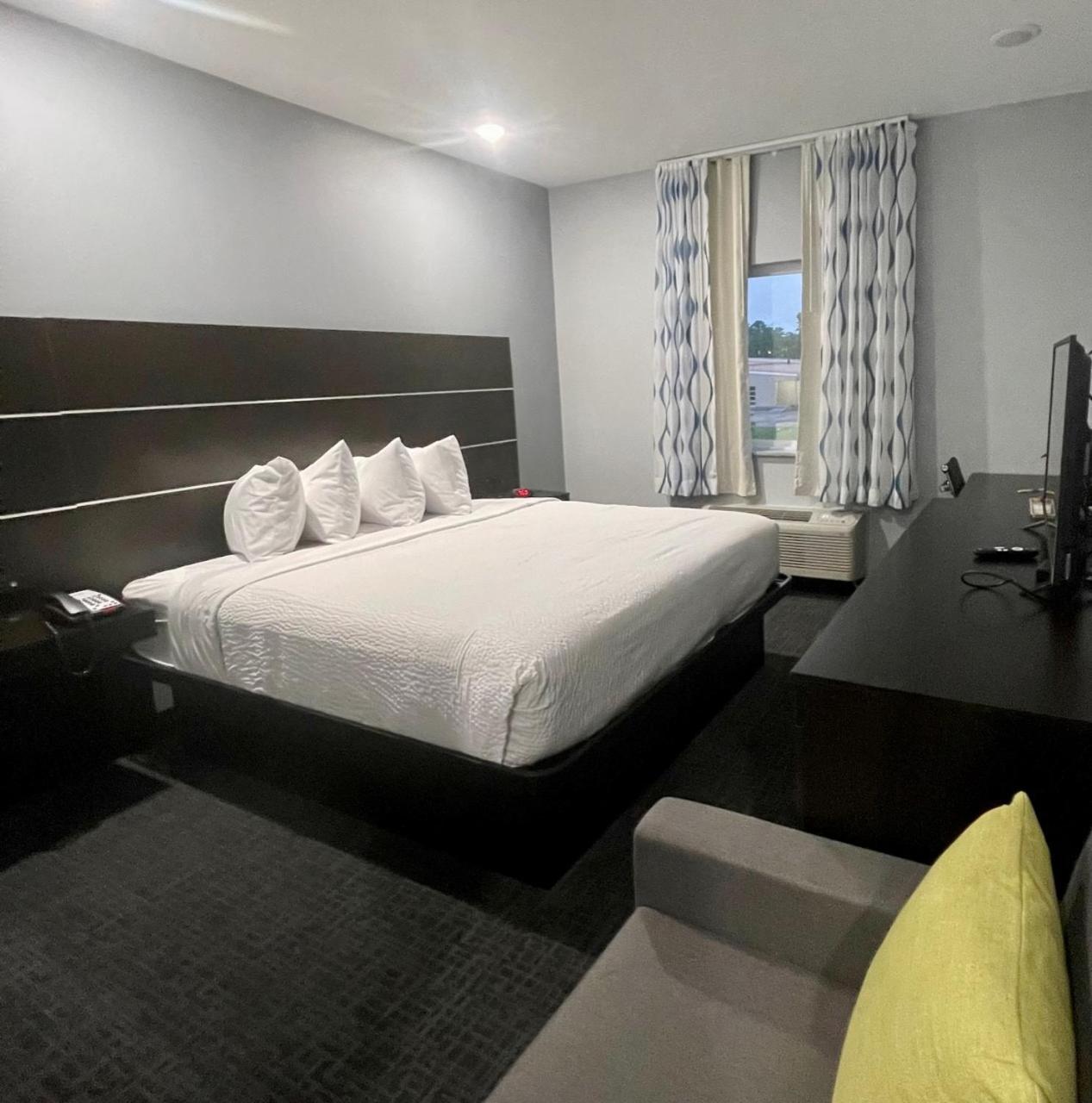 1 King Bed, Mobility/Hearing Impaired Accessible Efficiency Room, Non-Smoking - Photo 3