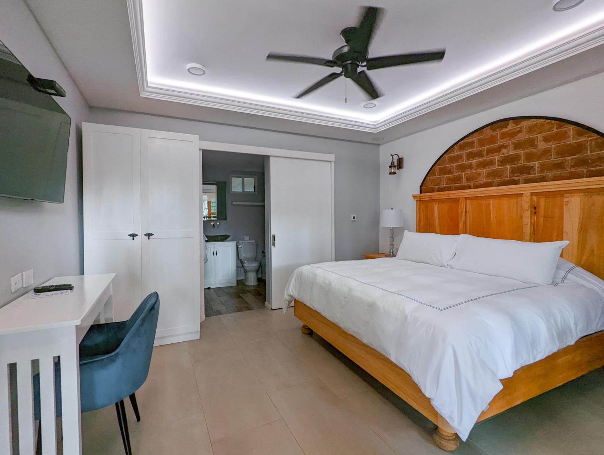 King Room with Balcony - Photo 25