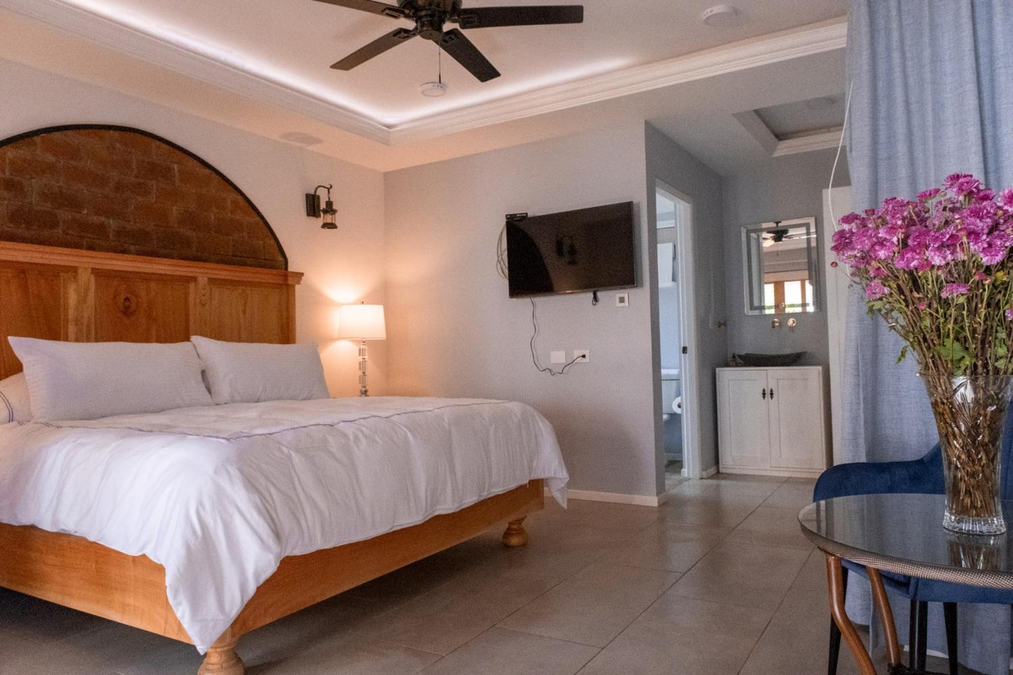King Room with Balcony - Photo 30
