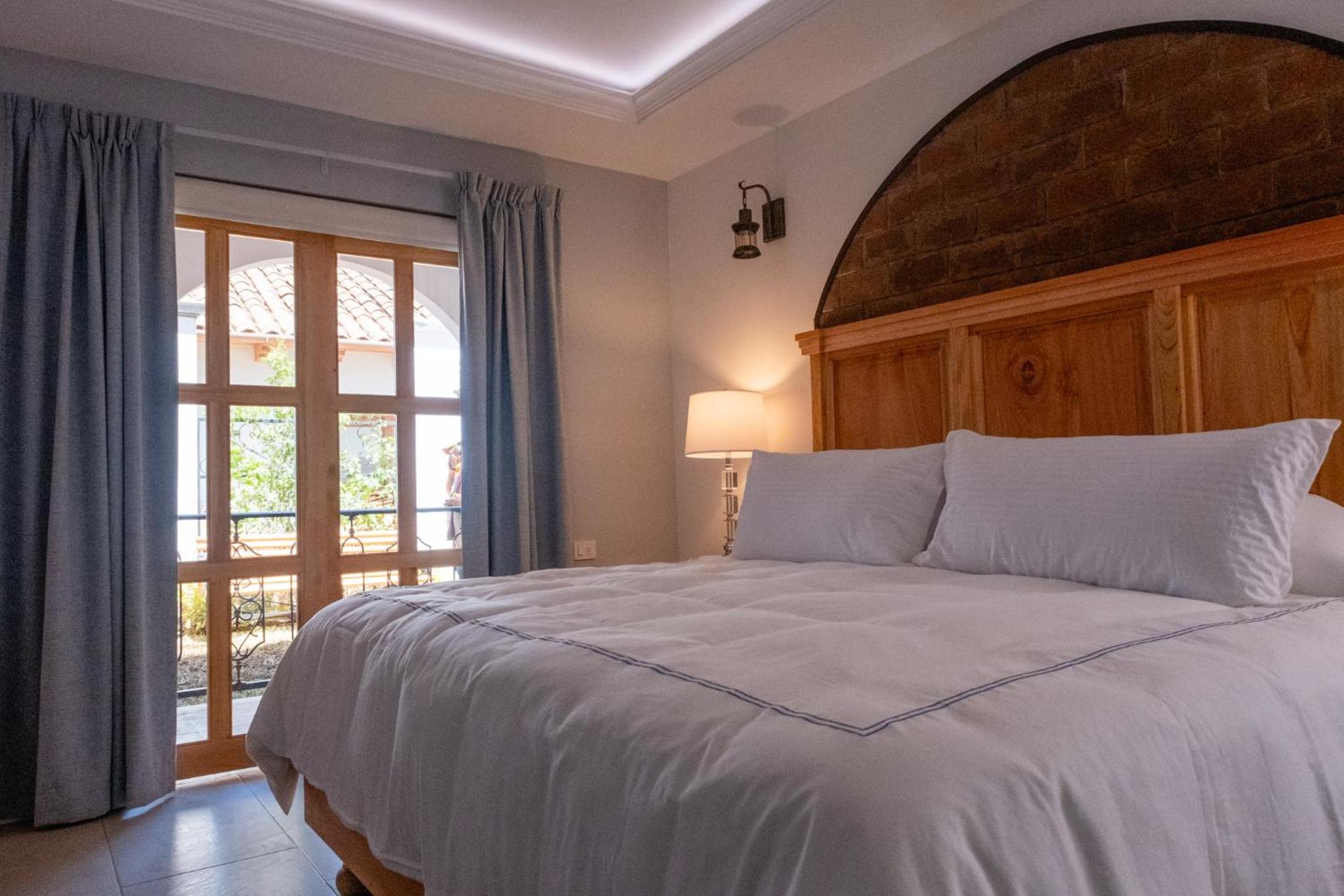 King Room with Balcony - Photo 31