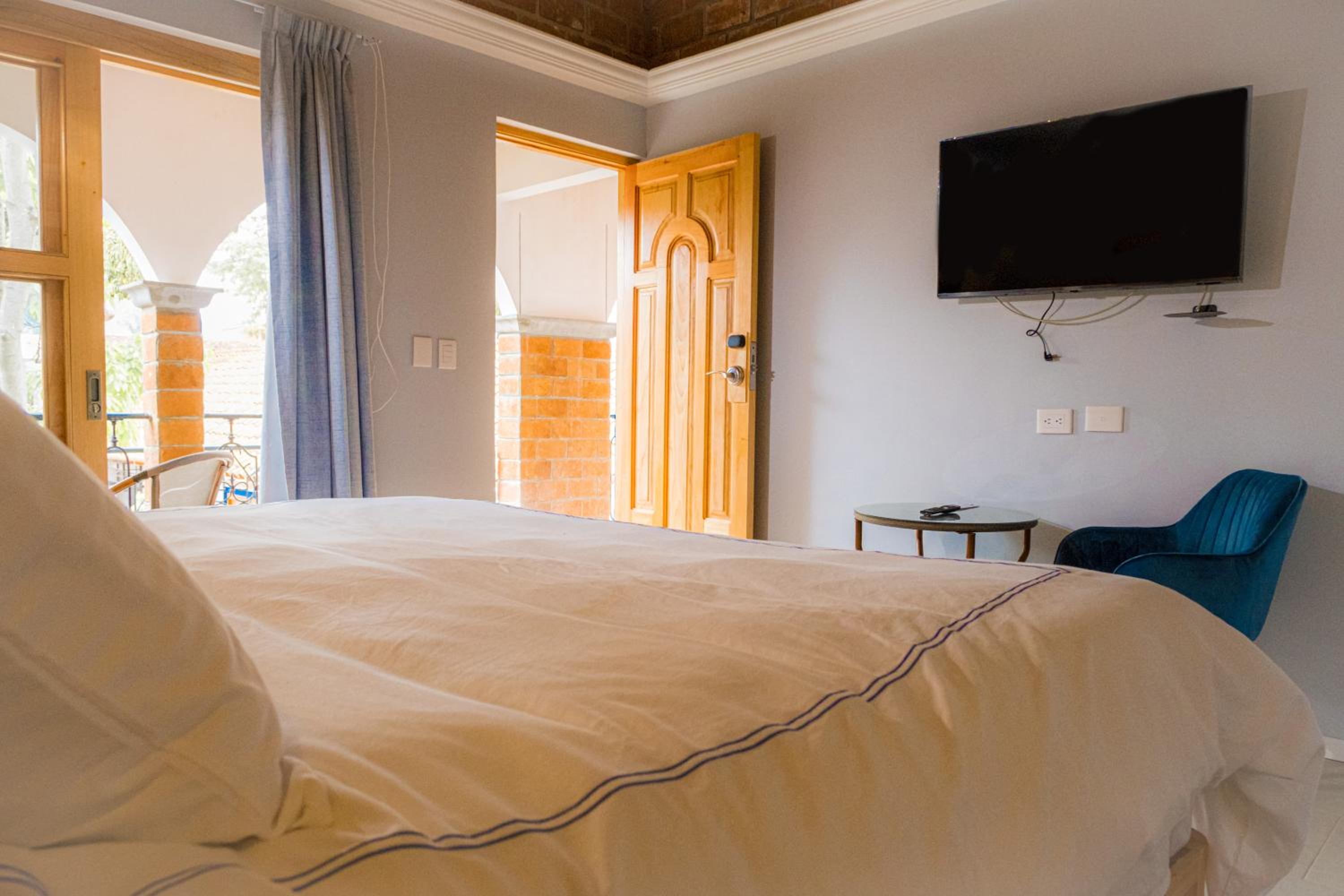 King Room with Balcony - Photo 23