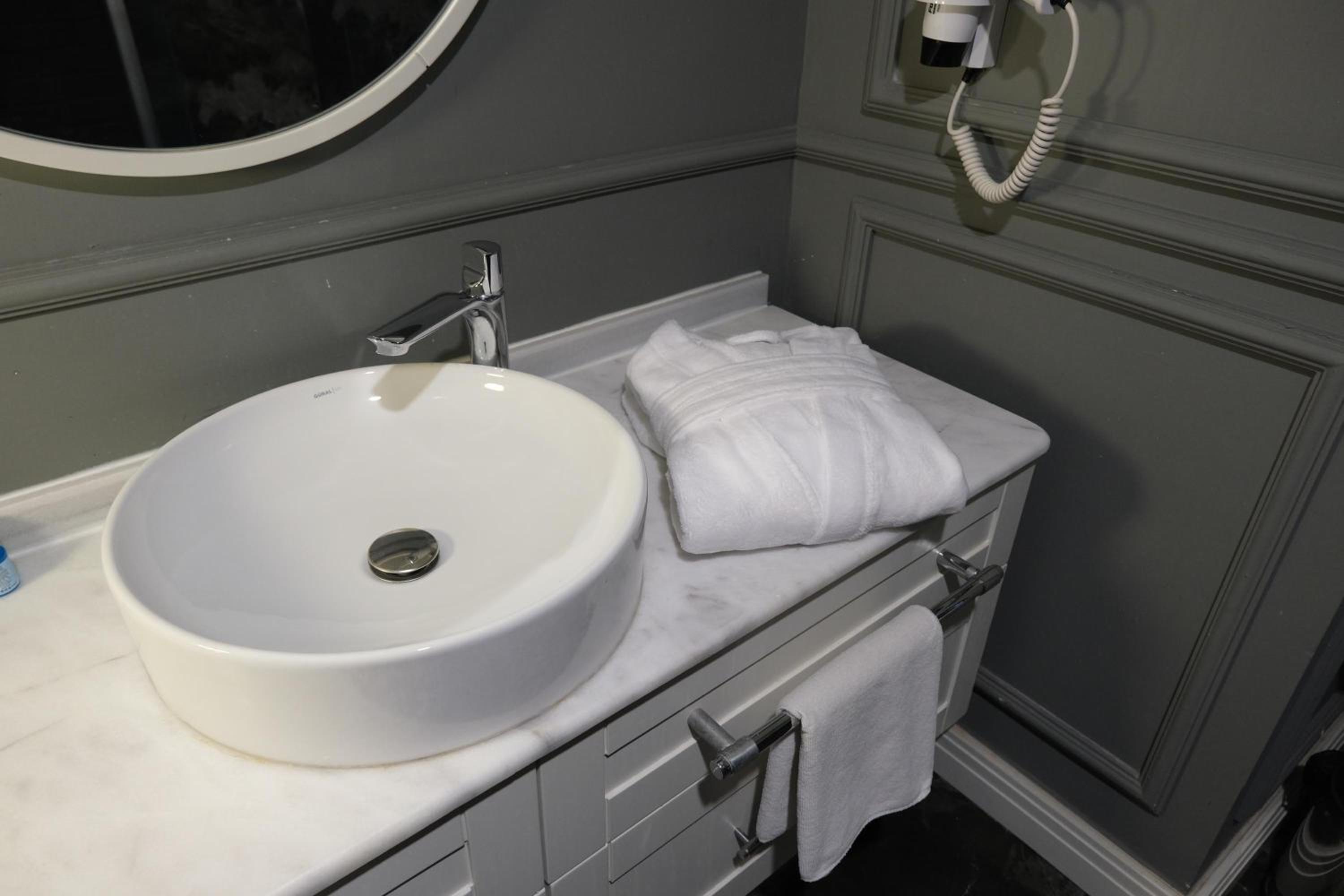 Executive Suite - Photo 2