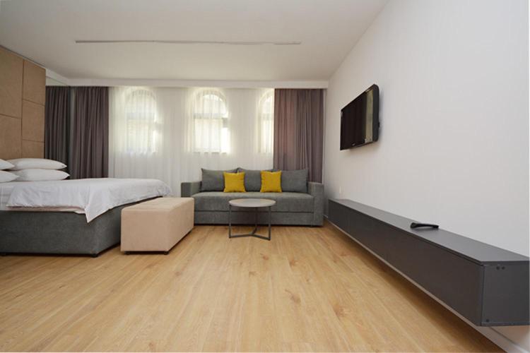 One-Bedroom Apartment photo 1