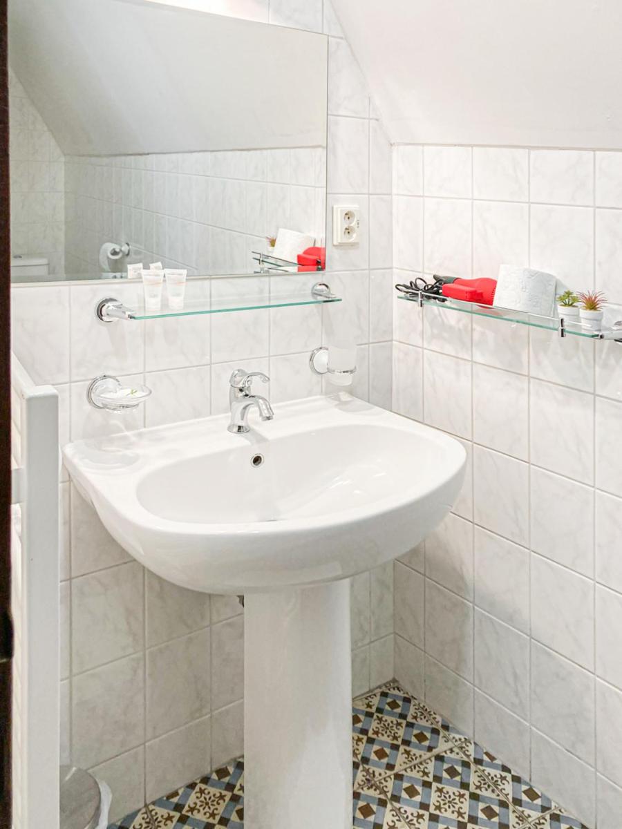 Deluxe Queen Room - Photo 9