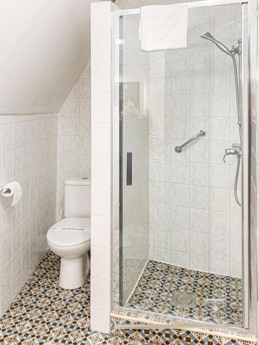 Deluxe Queen Room - Photo 8