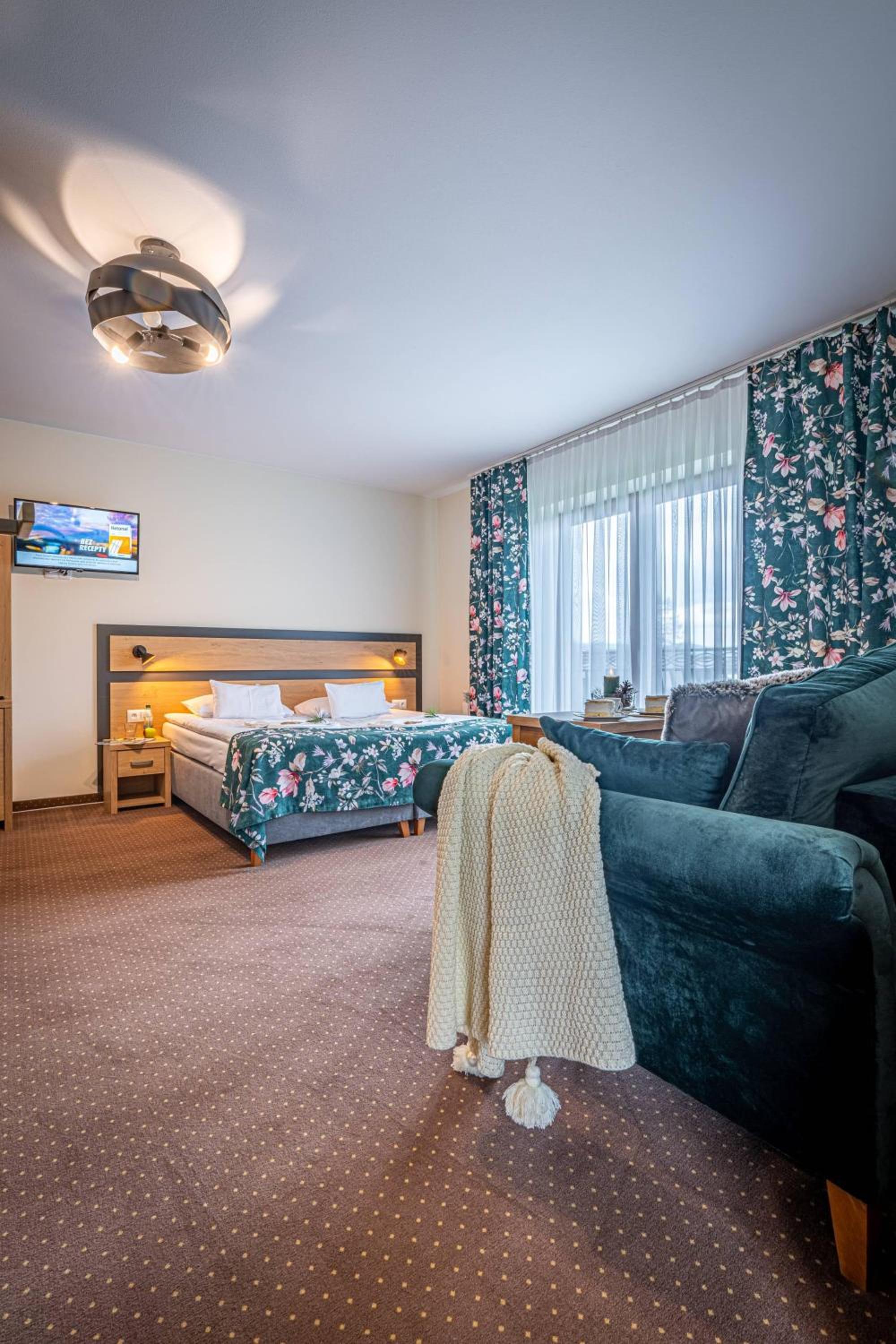 Family Room with Mountain View - Photo 15