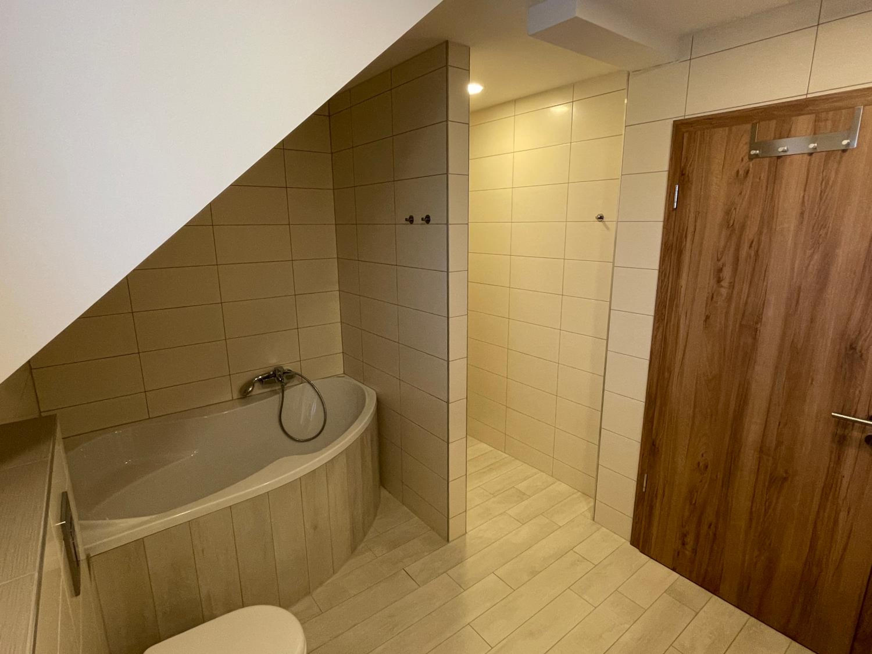 Queen Room with Shared Bathroom photo 2