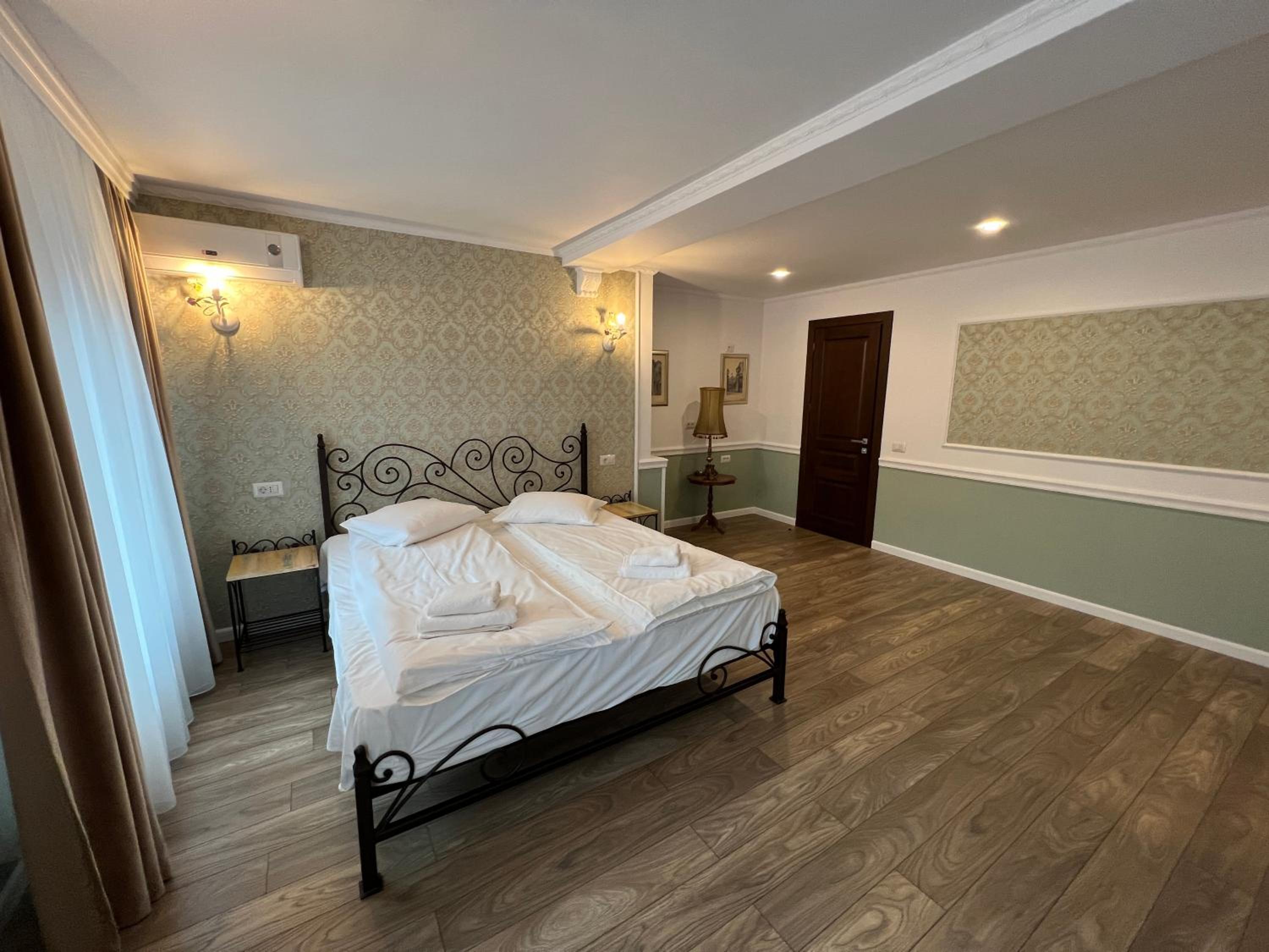 Superior King Room - Photo 10