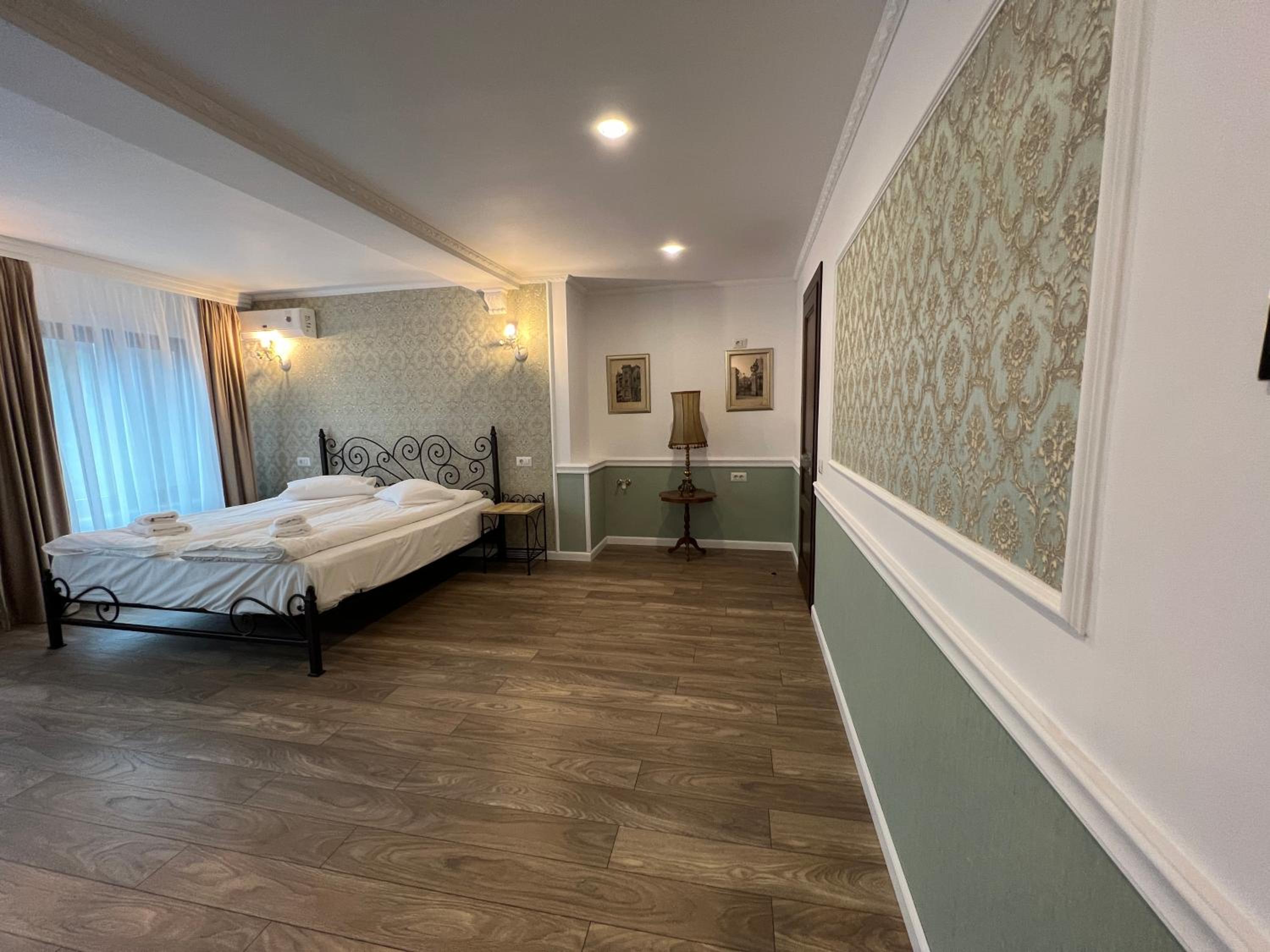 Superior King Room - Photo 11