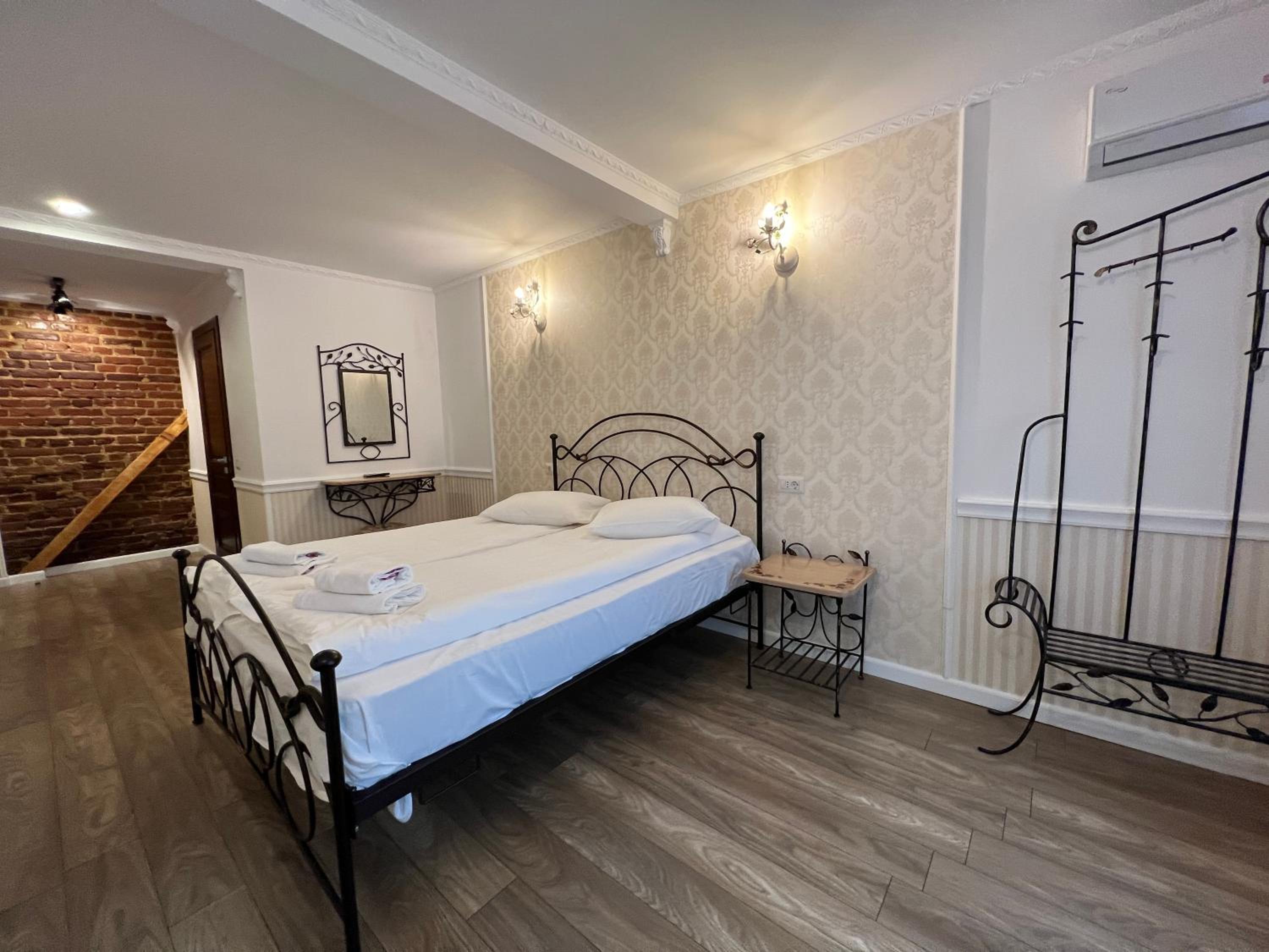 Deluxe Room - Photo 5