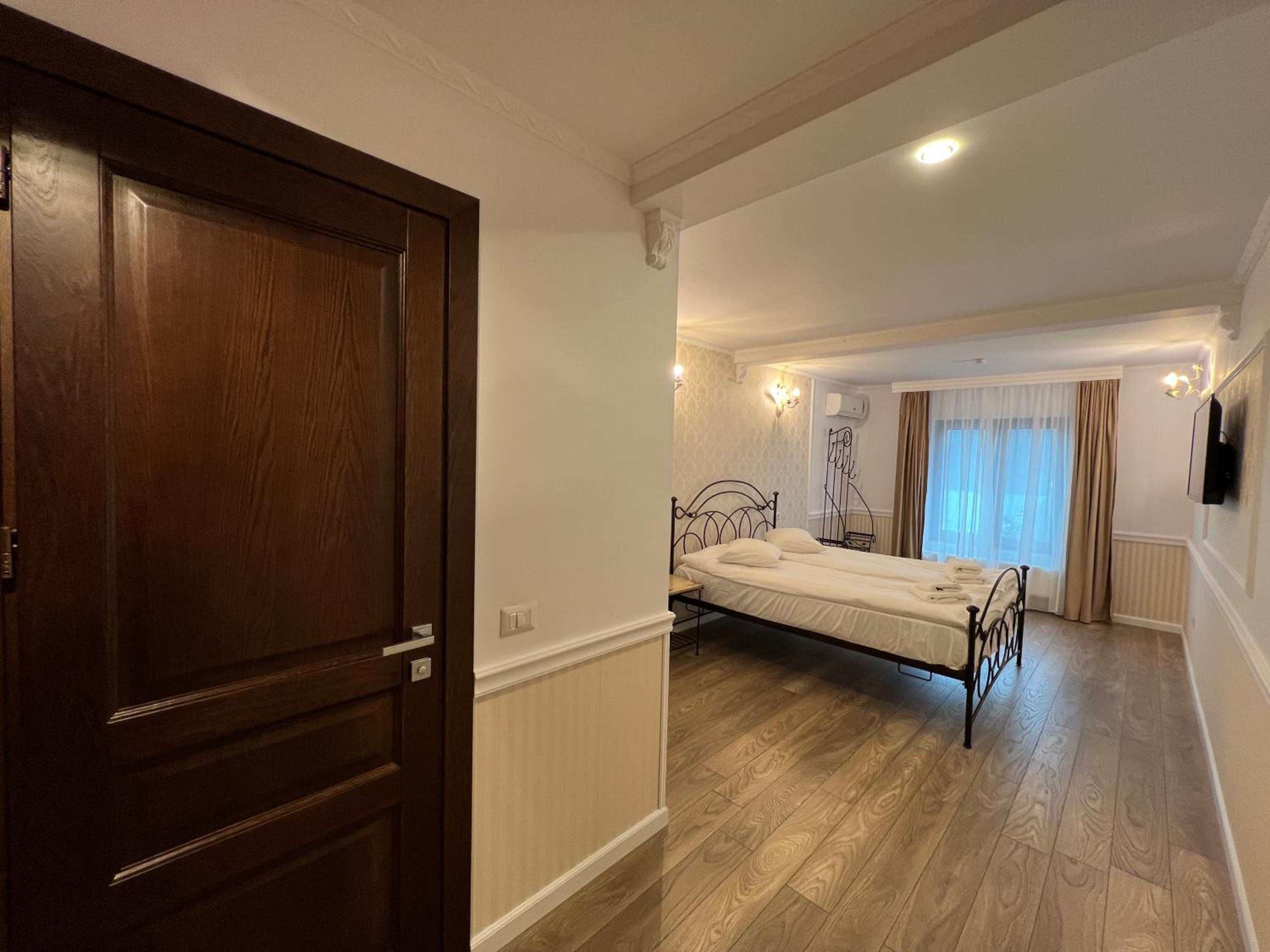 Deluxe Room - Photo 6