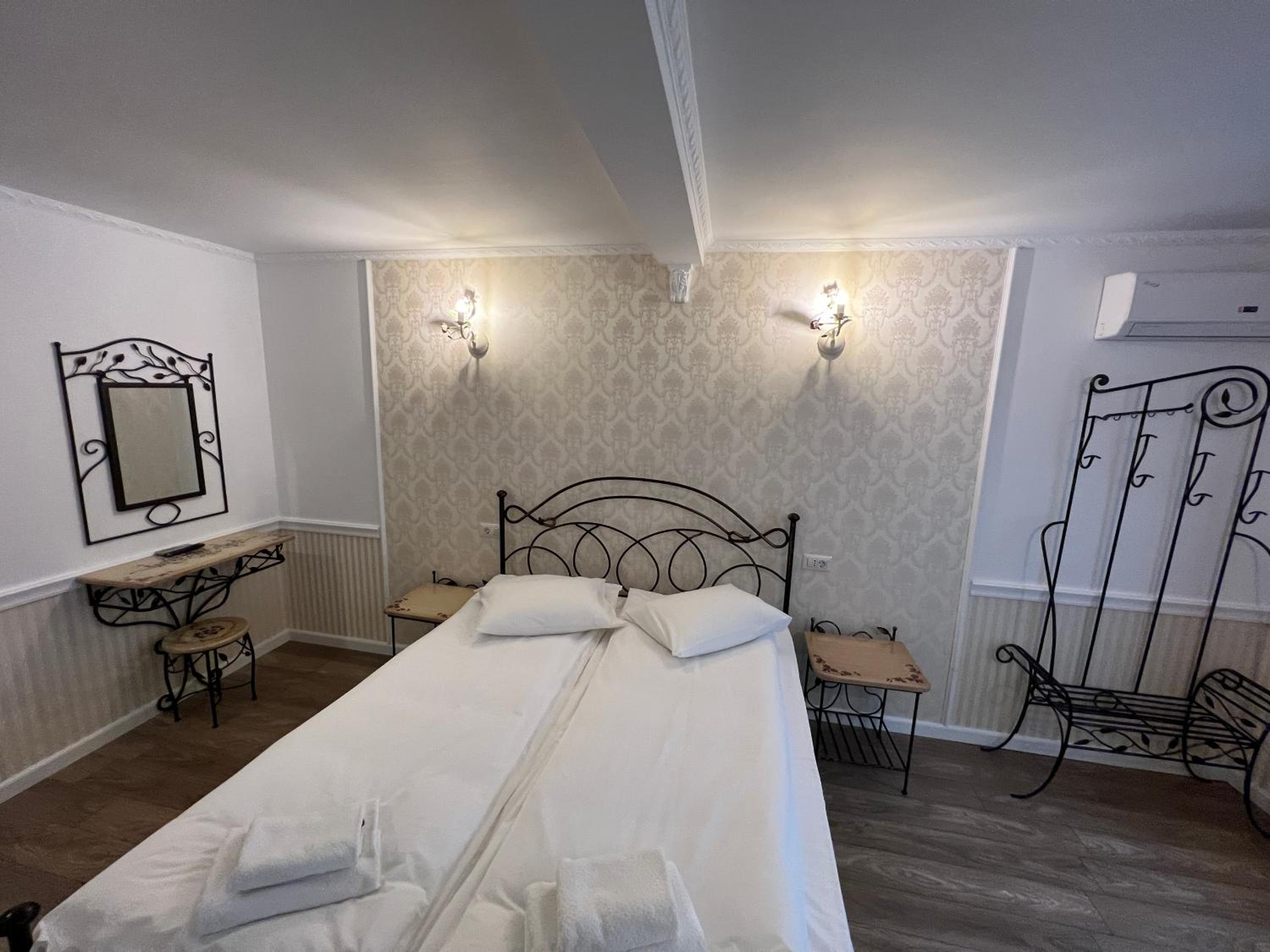 Deluxe Room - Photo 12