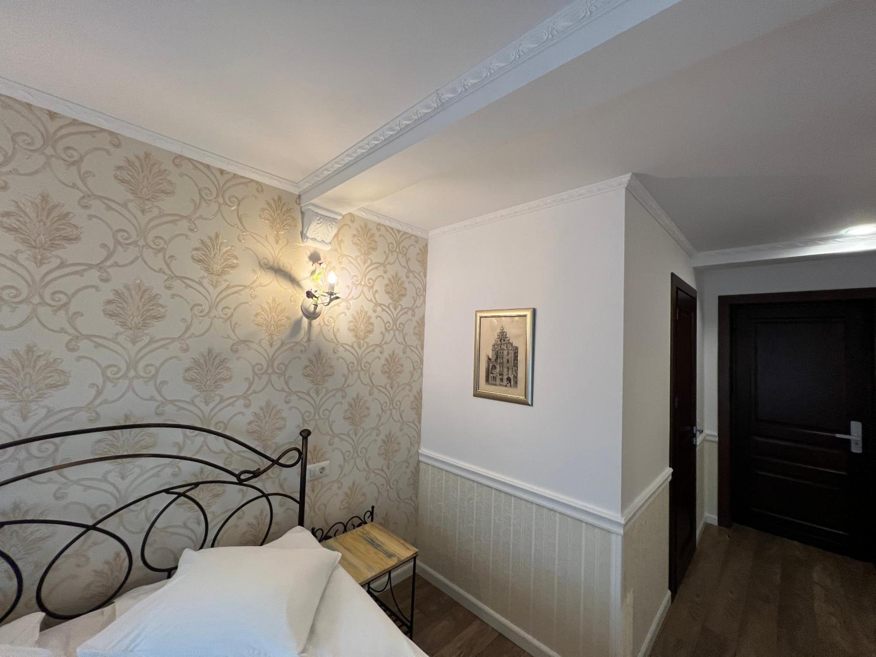 Deluxe Queen Room - Photo 1