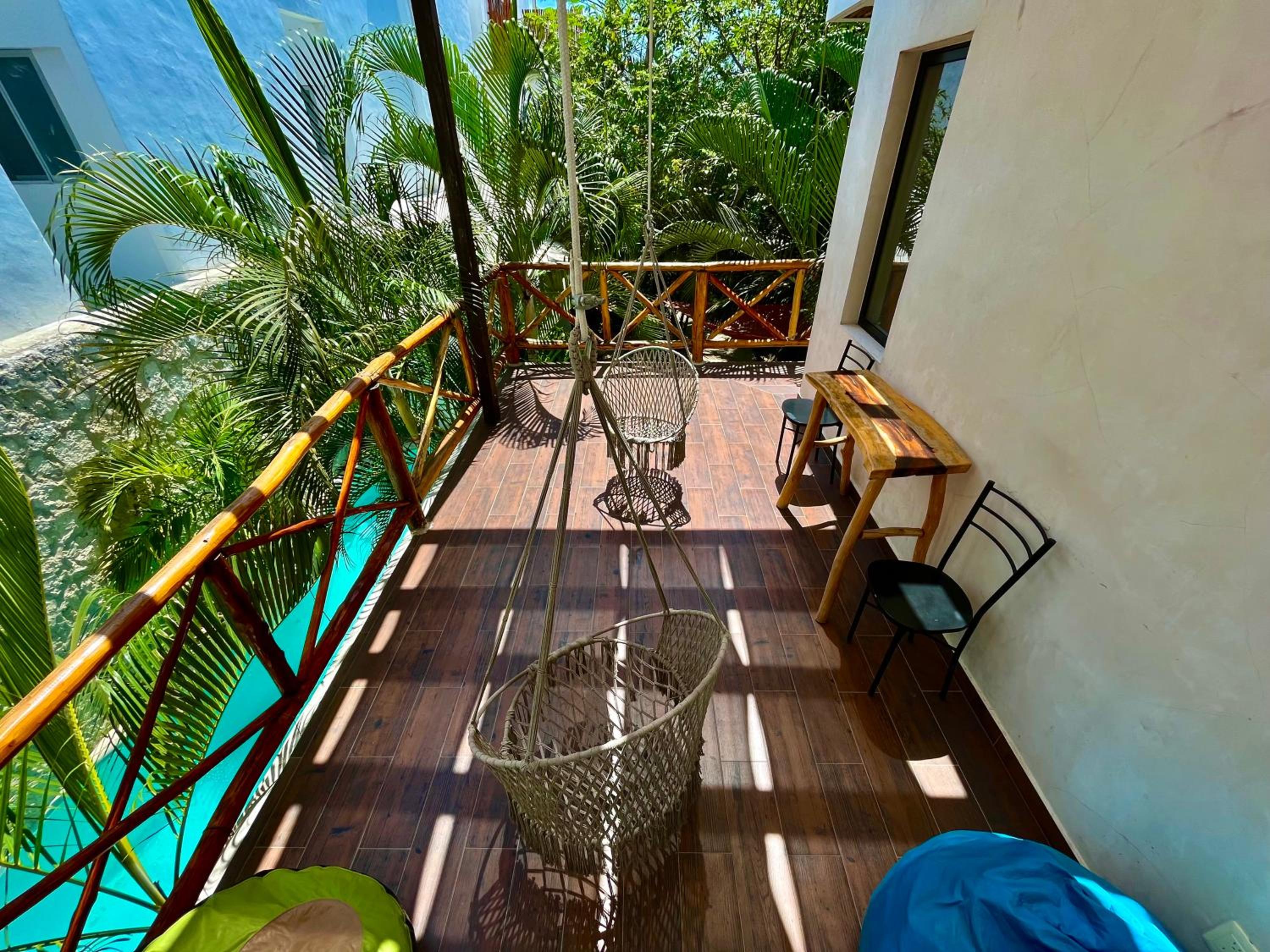 Junior Suite with Pool View - Photo 5