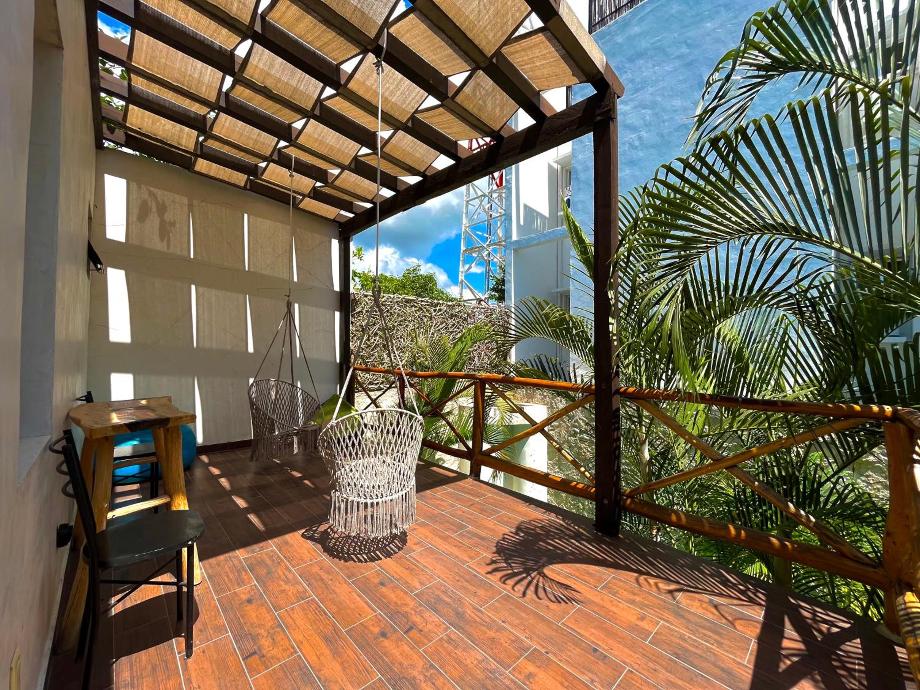 Junior Suite with Pool View - Photo 4