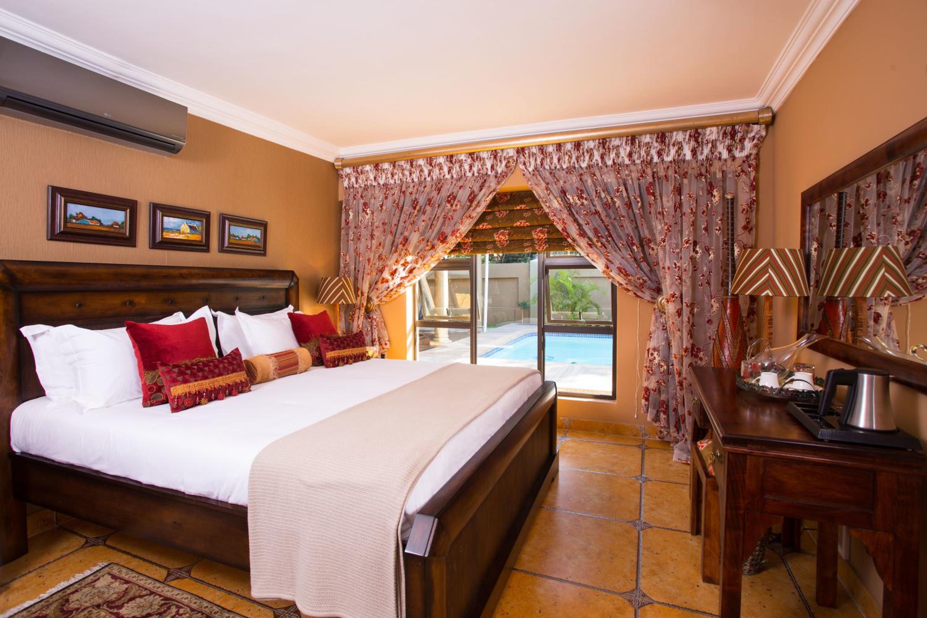 Deluxe King Suite photo 1