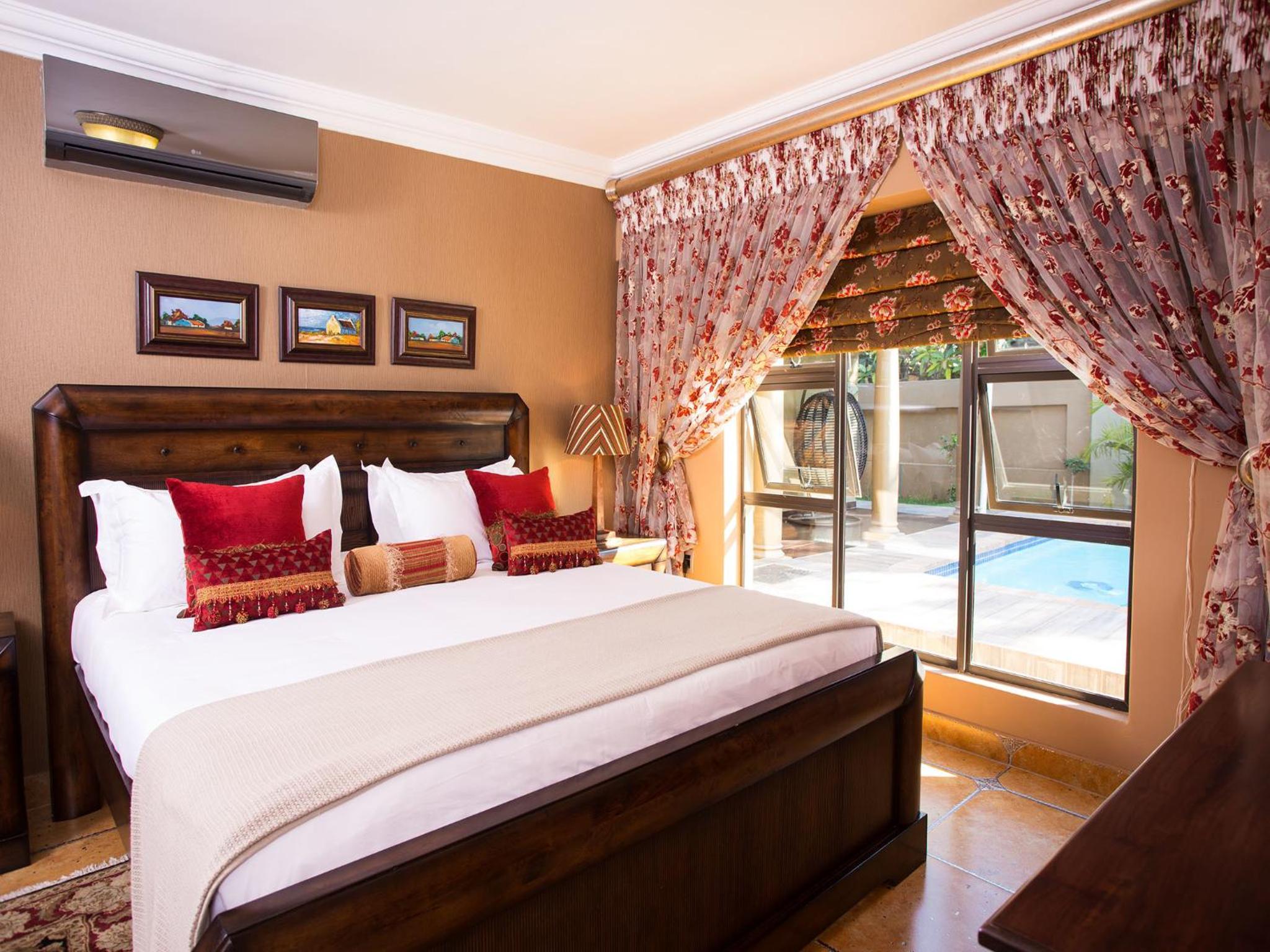Deluxe King Suite photo 3